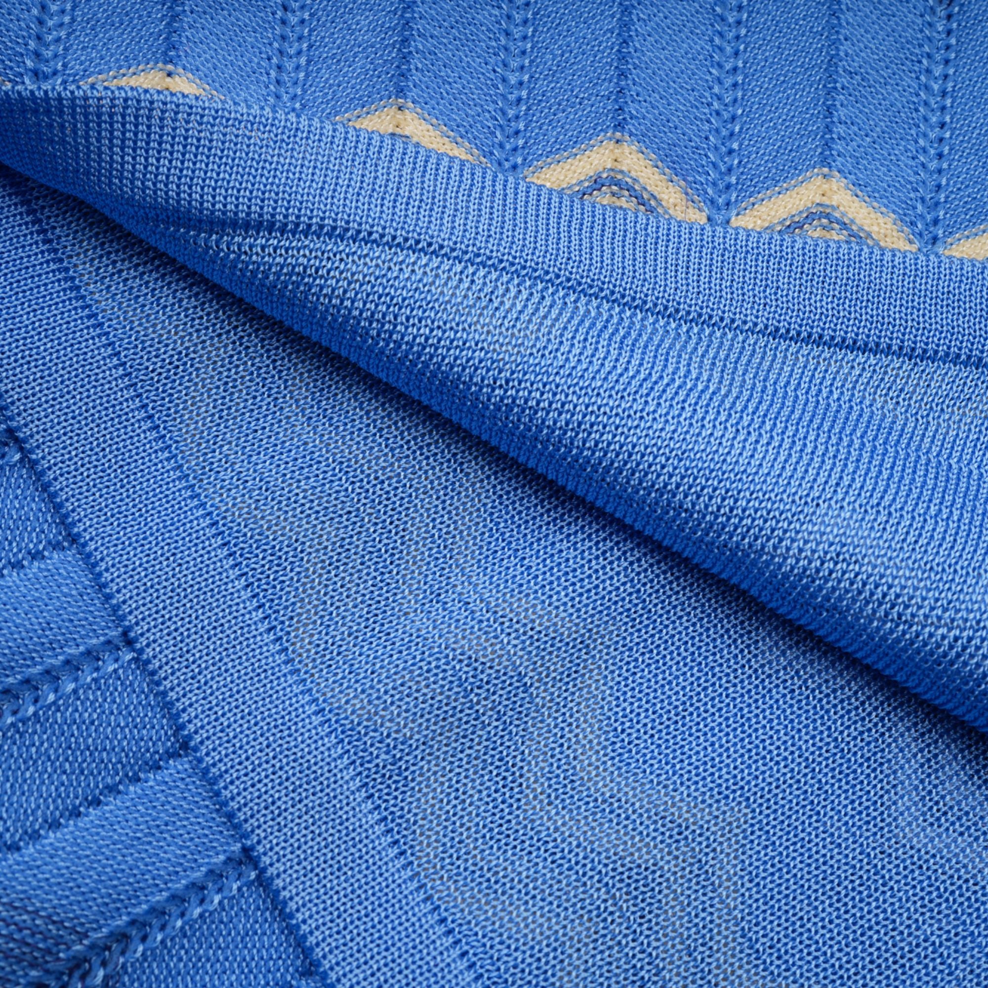 طقم دانييلا الأزرق المكون من بلوزة وتنورة محبوكة بتصميم متعرج متناسق