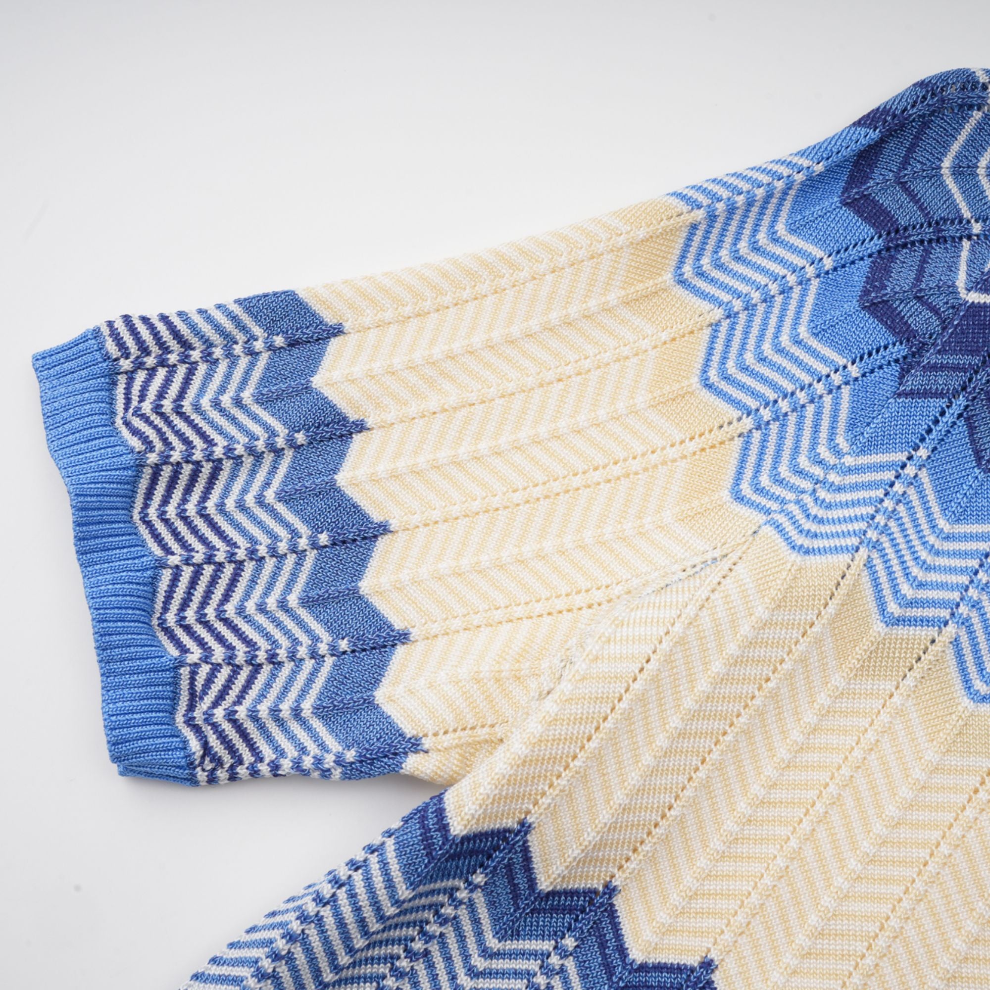 طقم دانييلا الأزرق المكون من بلوزة وتنورة محبوكة بتصميم متعرج متناسق