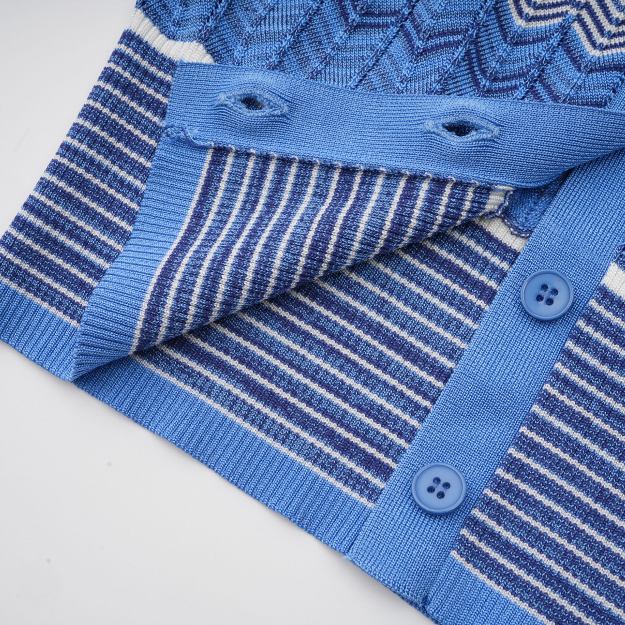 طقم دانييلا الأزرق المكون من بلوزة وتنورة محبوكة بتصميم متعرج متناسق