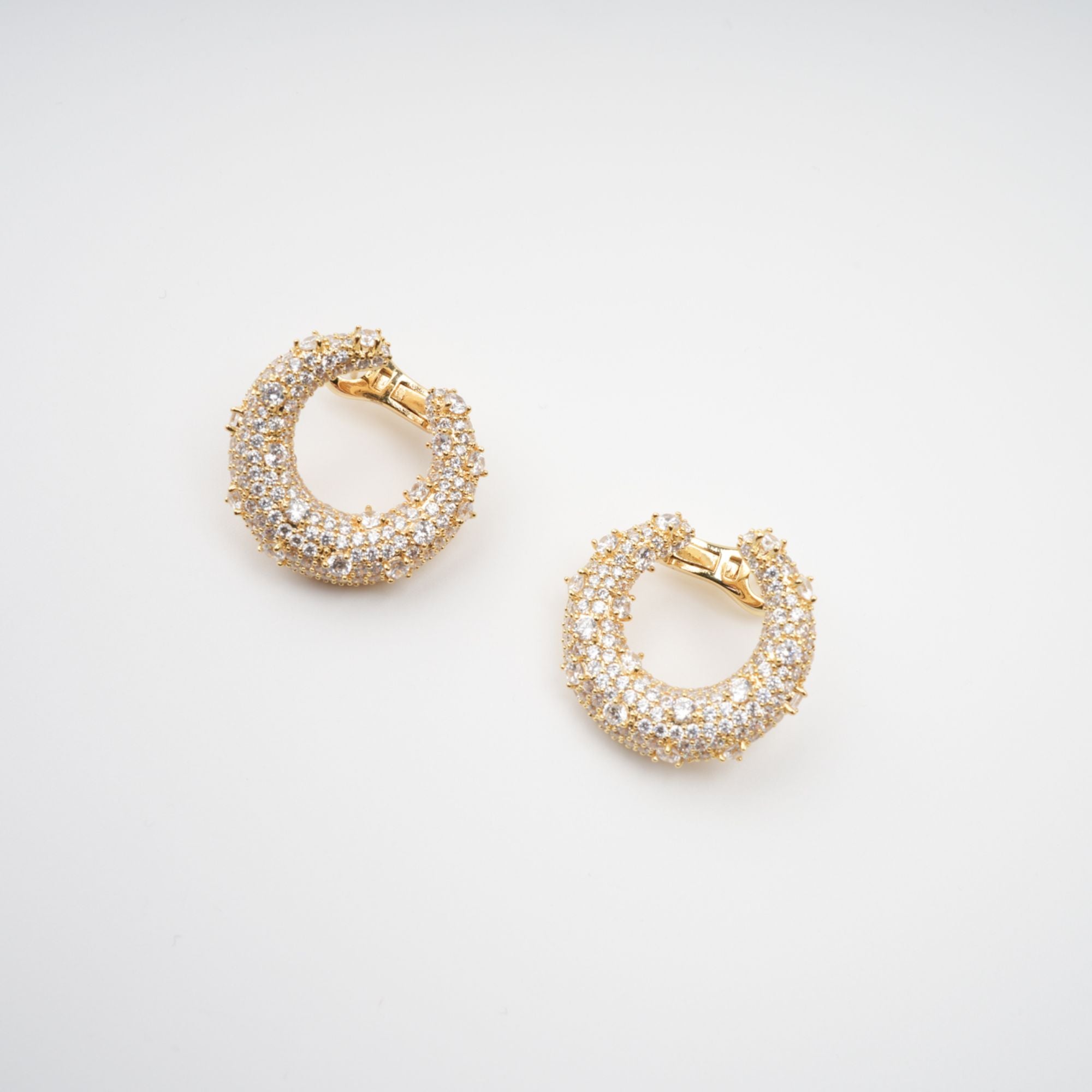 أقراط كوليت الذهبية المزينة بالكريستال