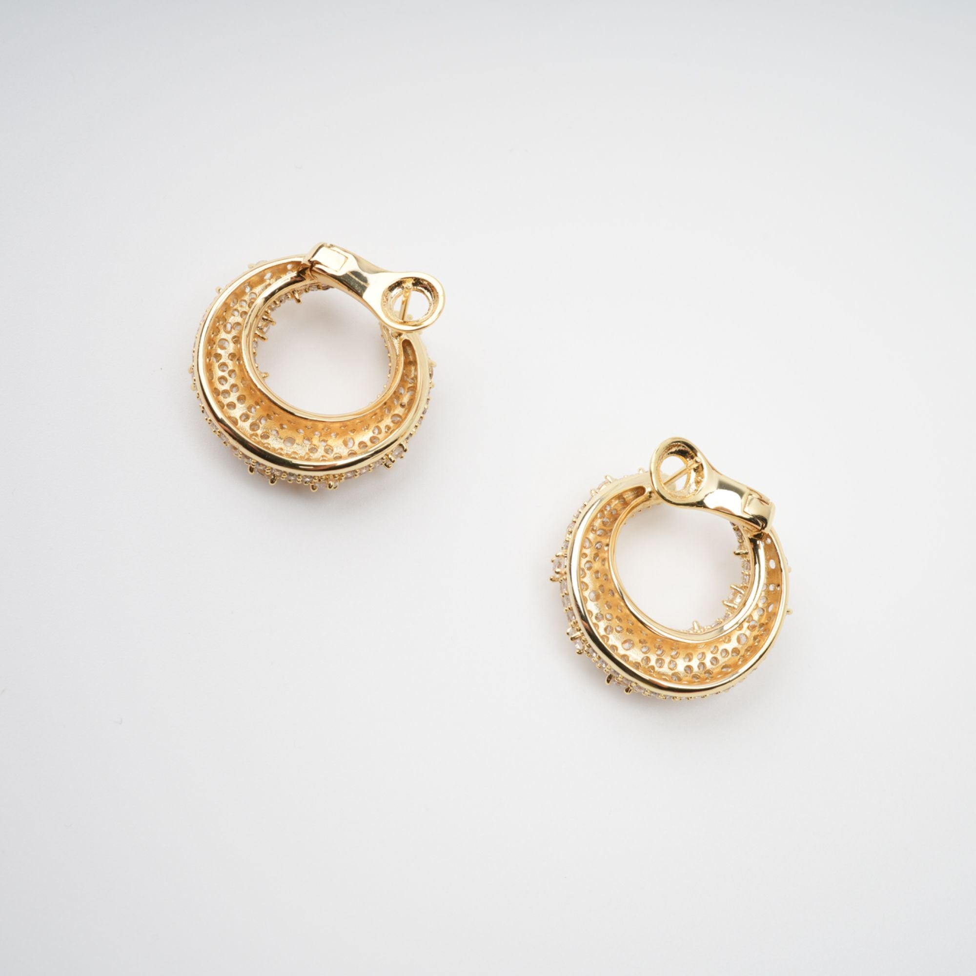 أقراط كوليت الذهبية المزينة بالكريستال