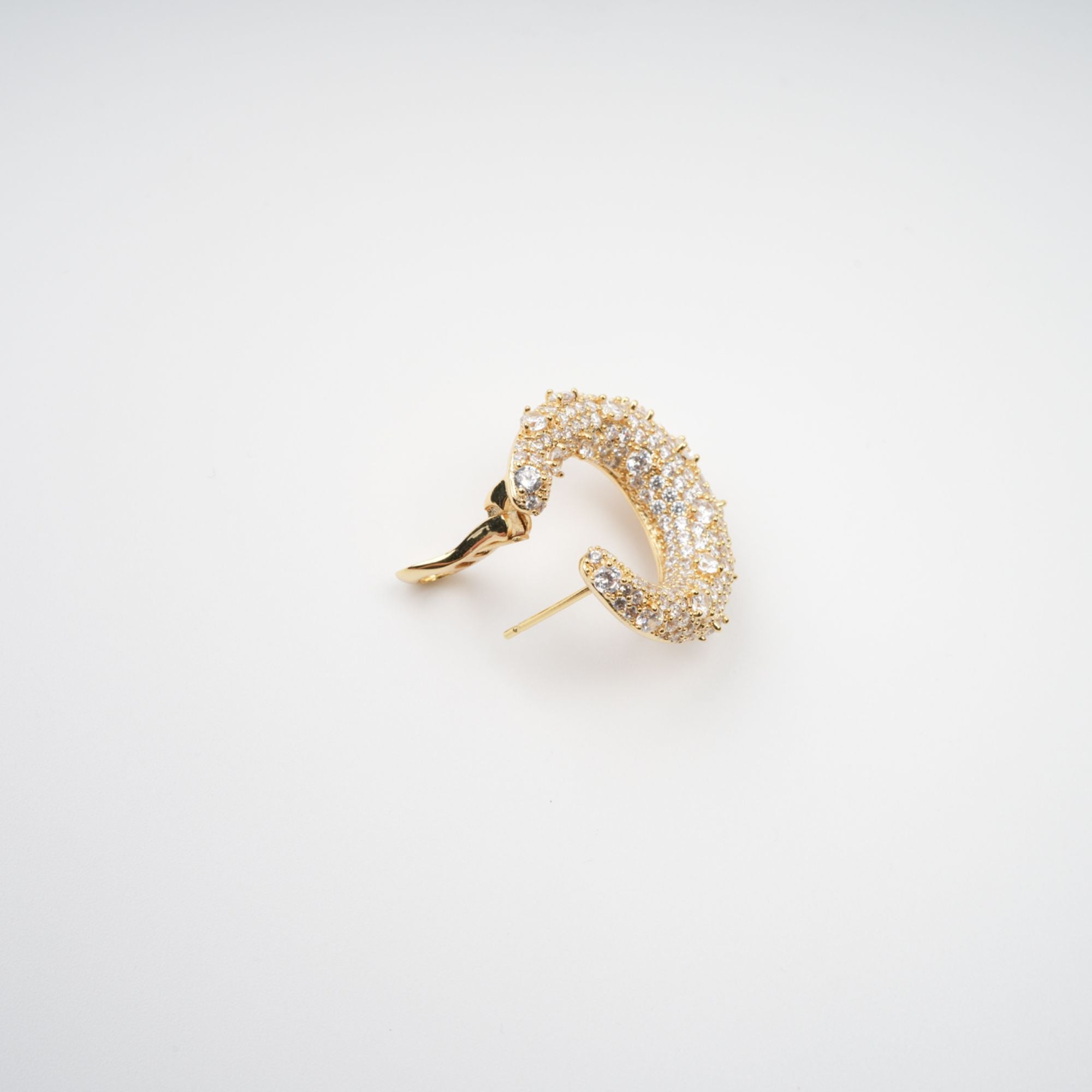 أقراط كوليت الذهبية المزينة بالكريستال