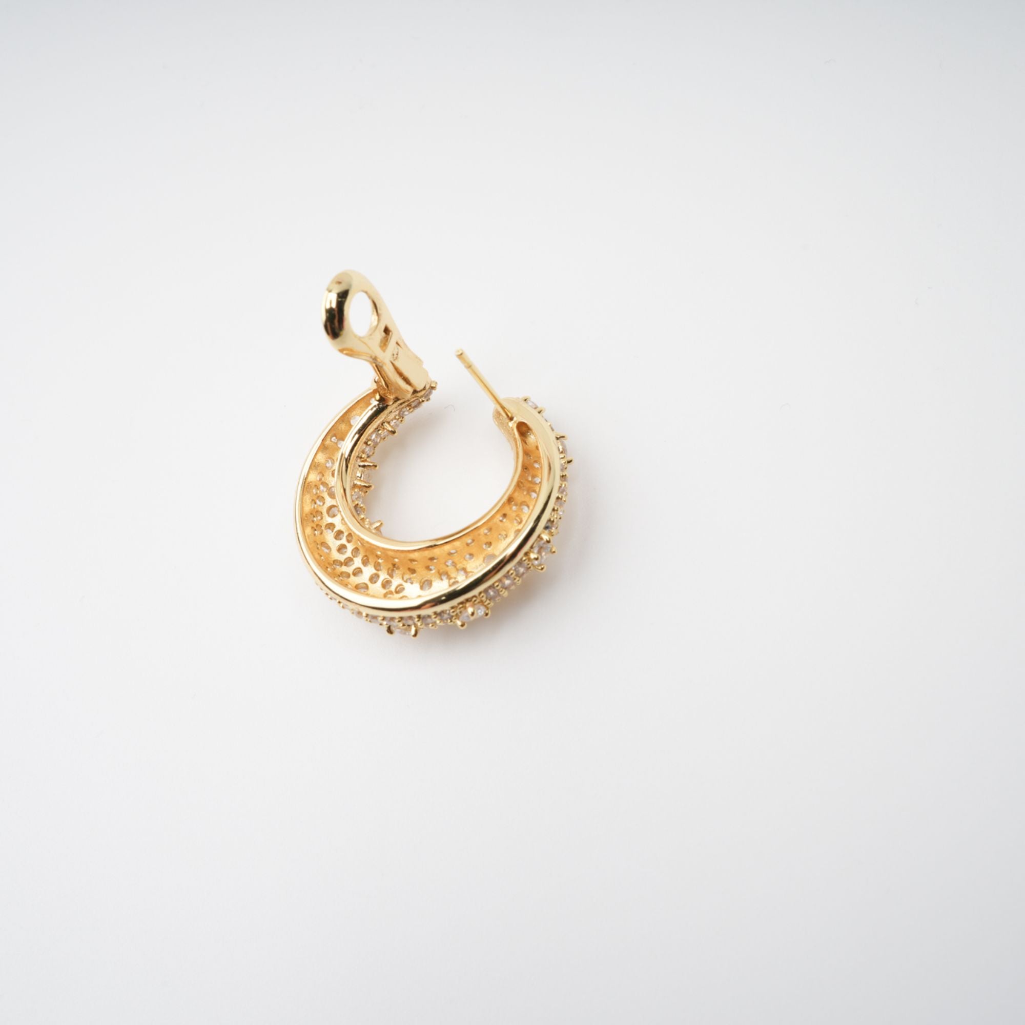 أقراط كوليت الذهبية المزينة بالكريستال