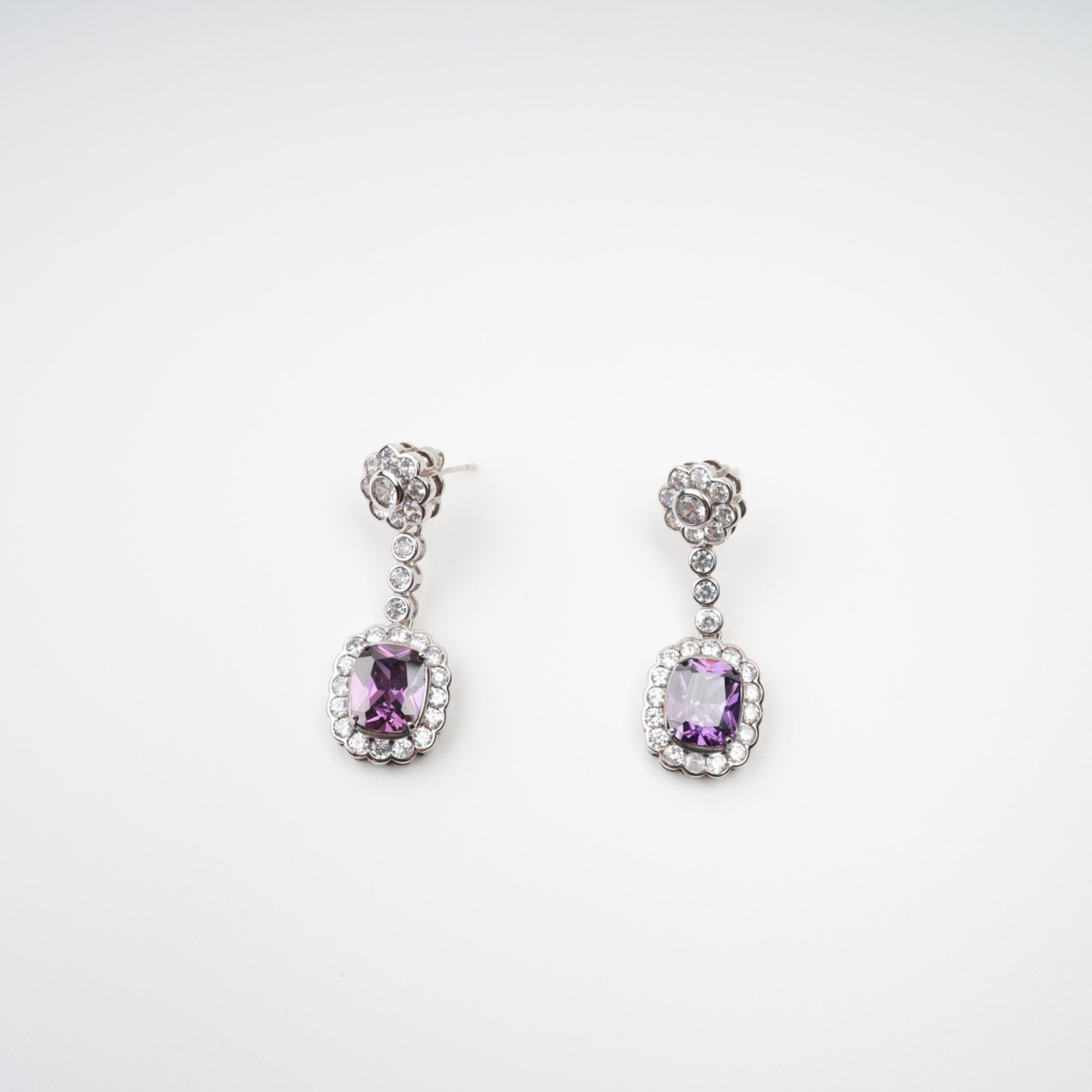 أقراط كليمانس المزينة بالكريستال الأرجواني