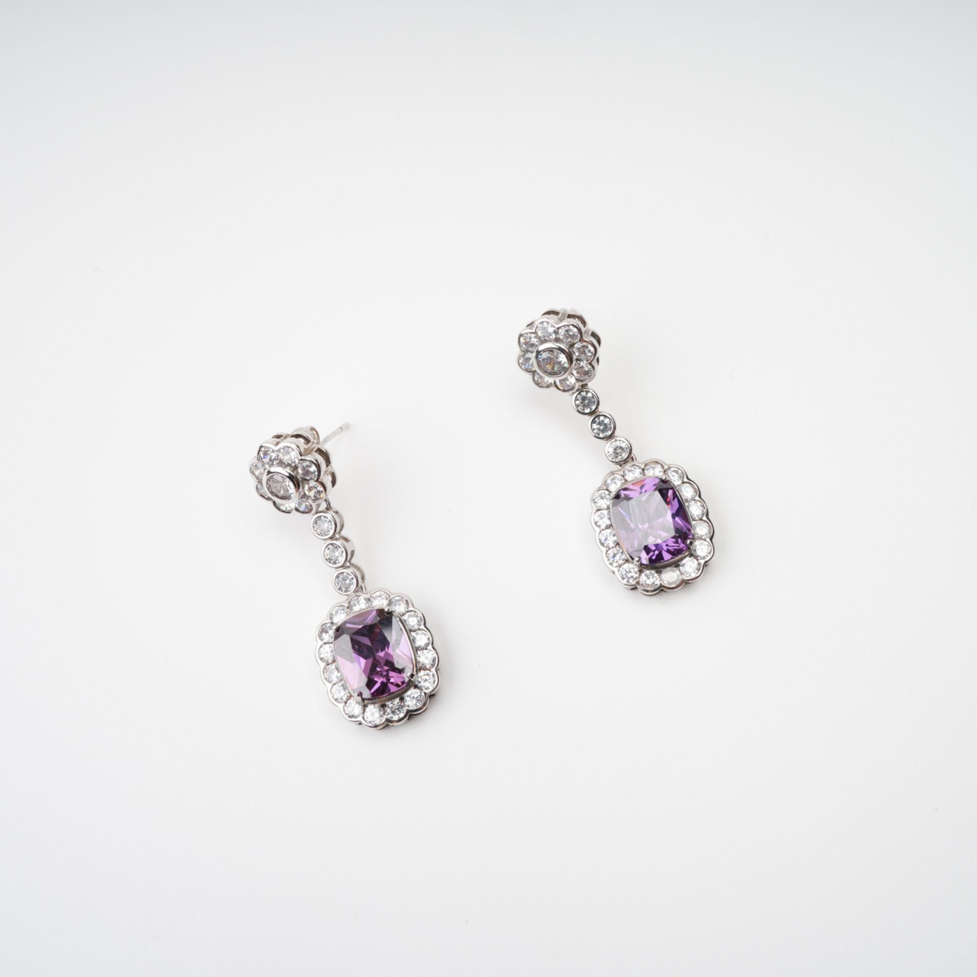 أقراط كليمانس المزينة بالكريستال الأرجواني