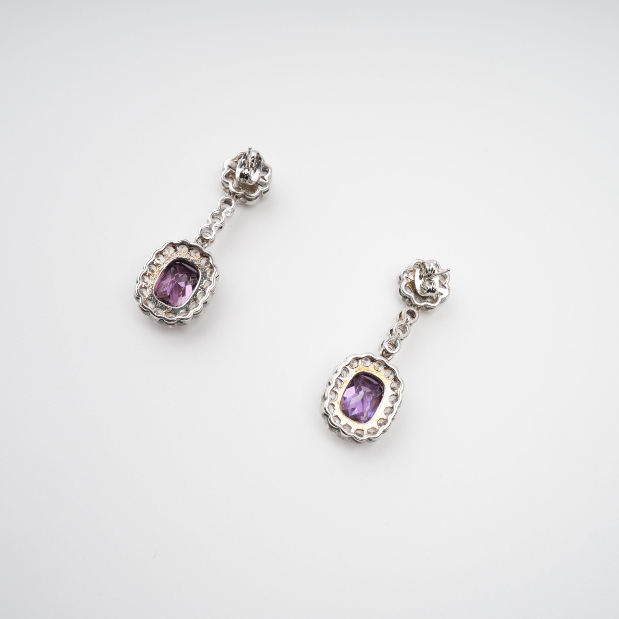 أقراط كليمانس المزينة بالكريستال الأرجواني