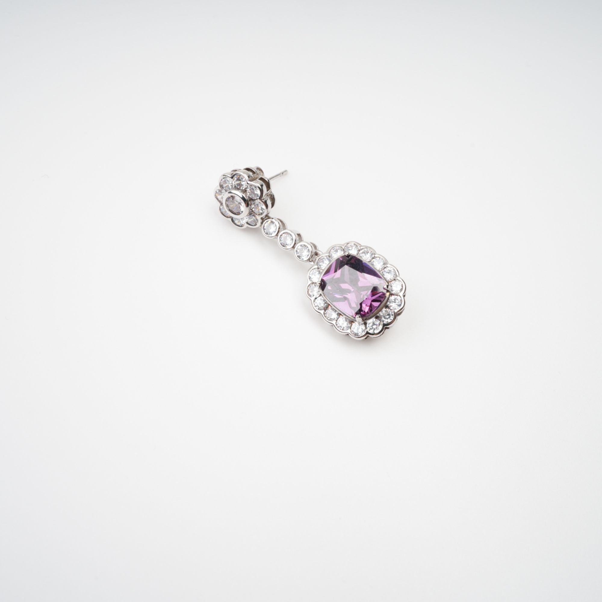 أقراط كليمانس المزينة بالكريستال الأرجواني