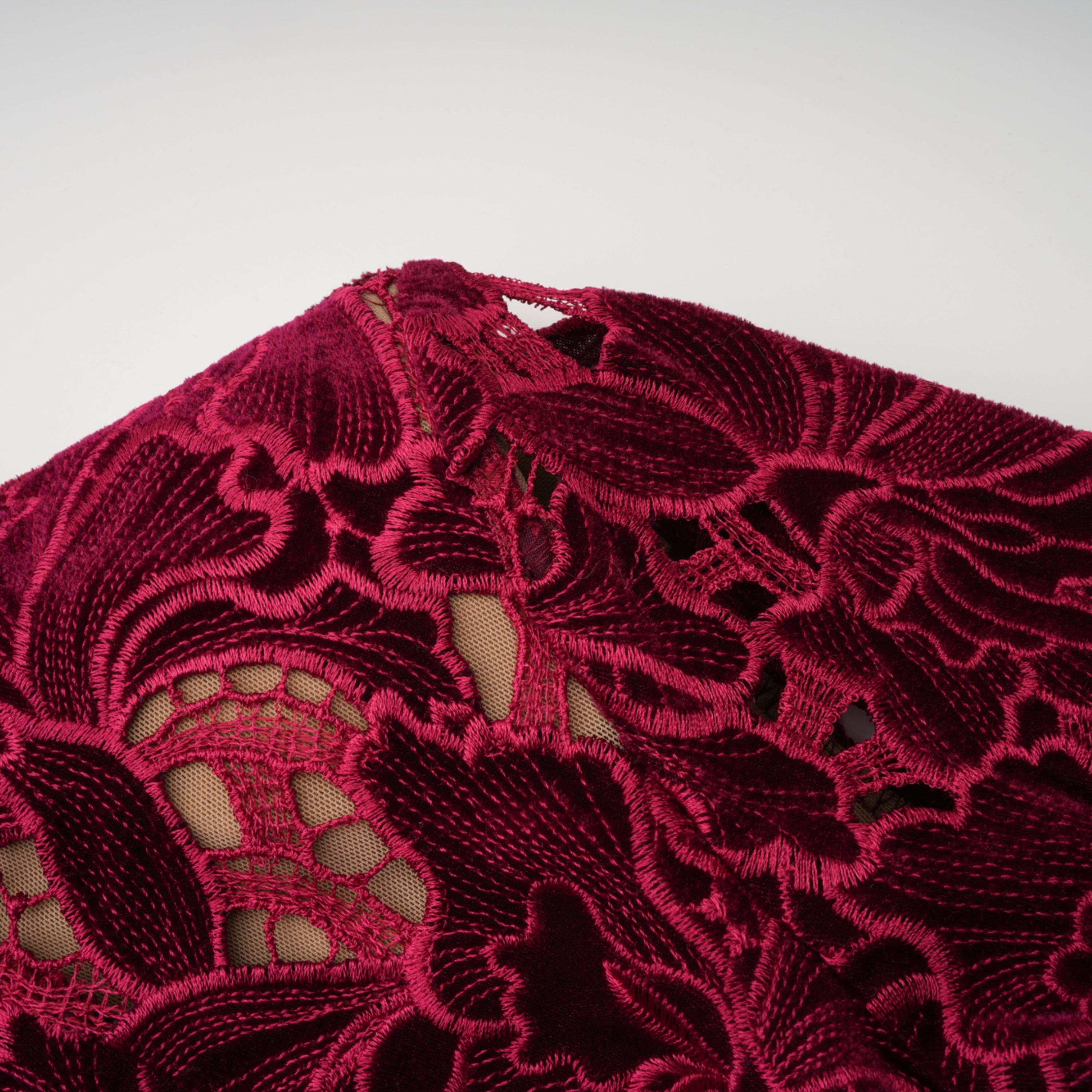 فستان ميدي مطرز بالزهور الحمراء من Hafdis