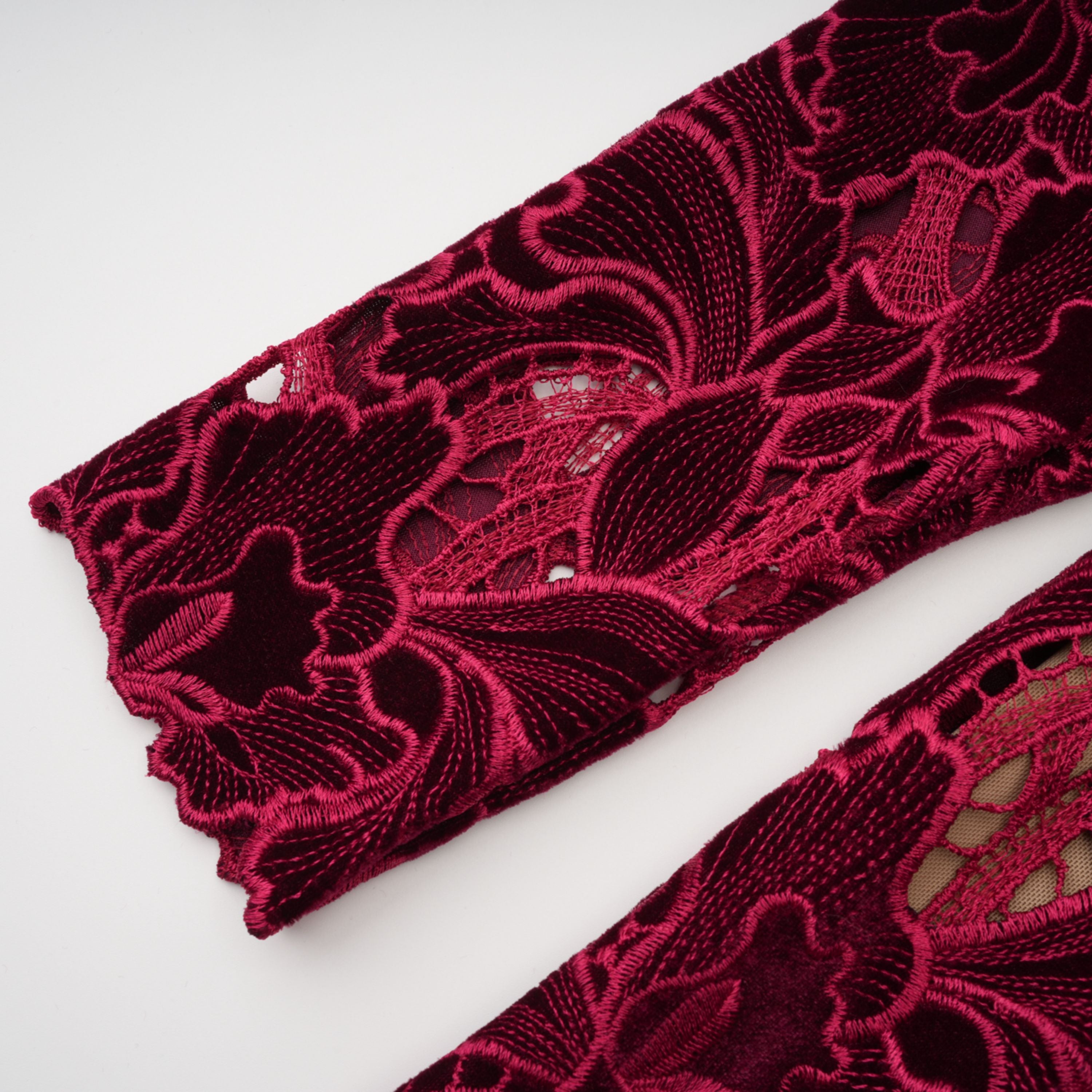 فستان ميدي مطرز بالزهور الحمراء من Hafdis