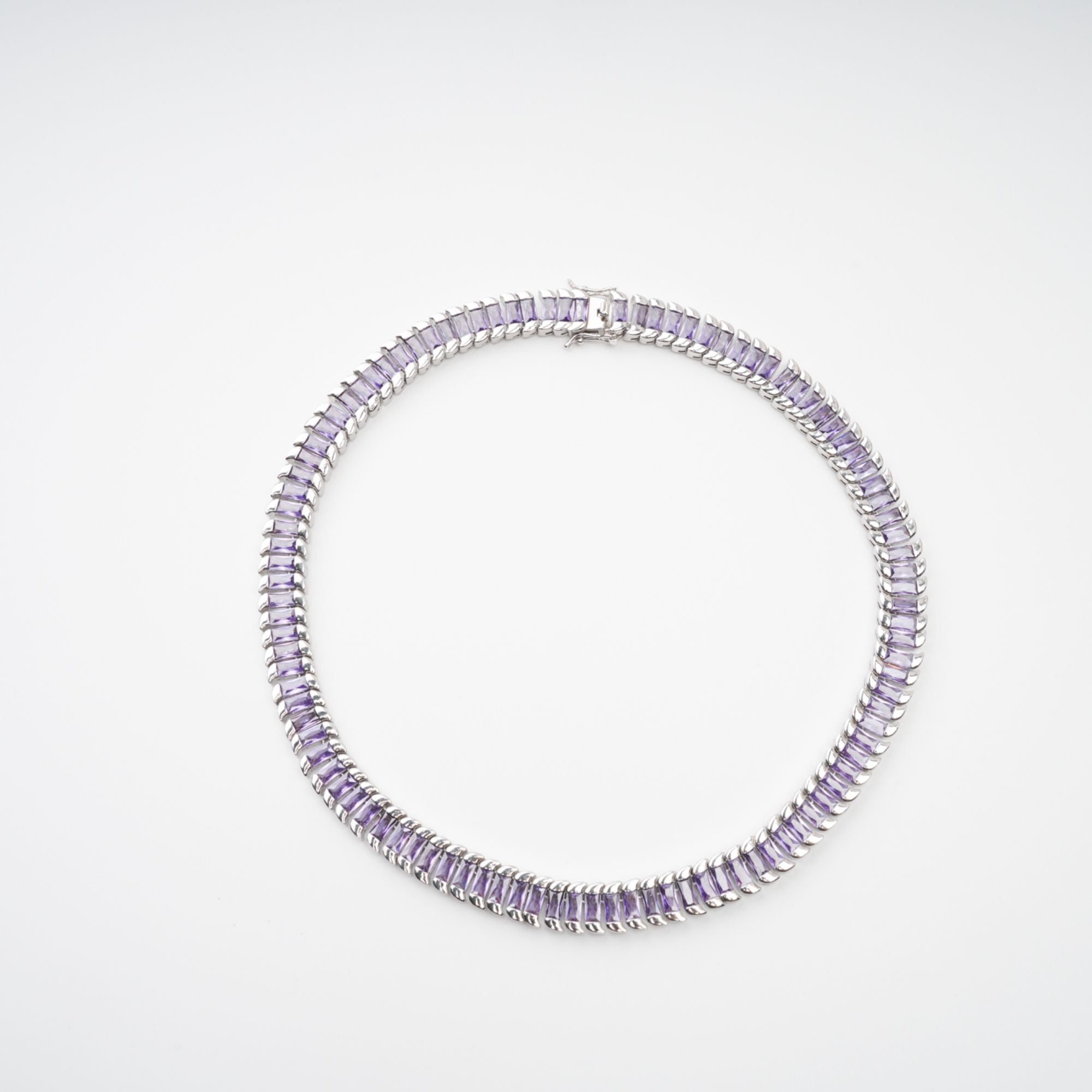 قلادة إيزولين مزينة بالكريستال البنفسجي الفاتح