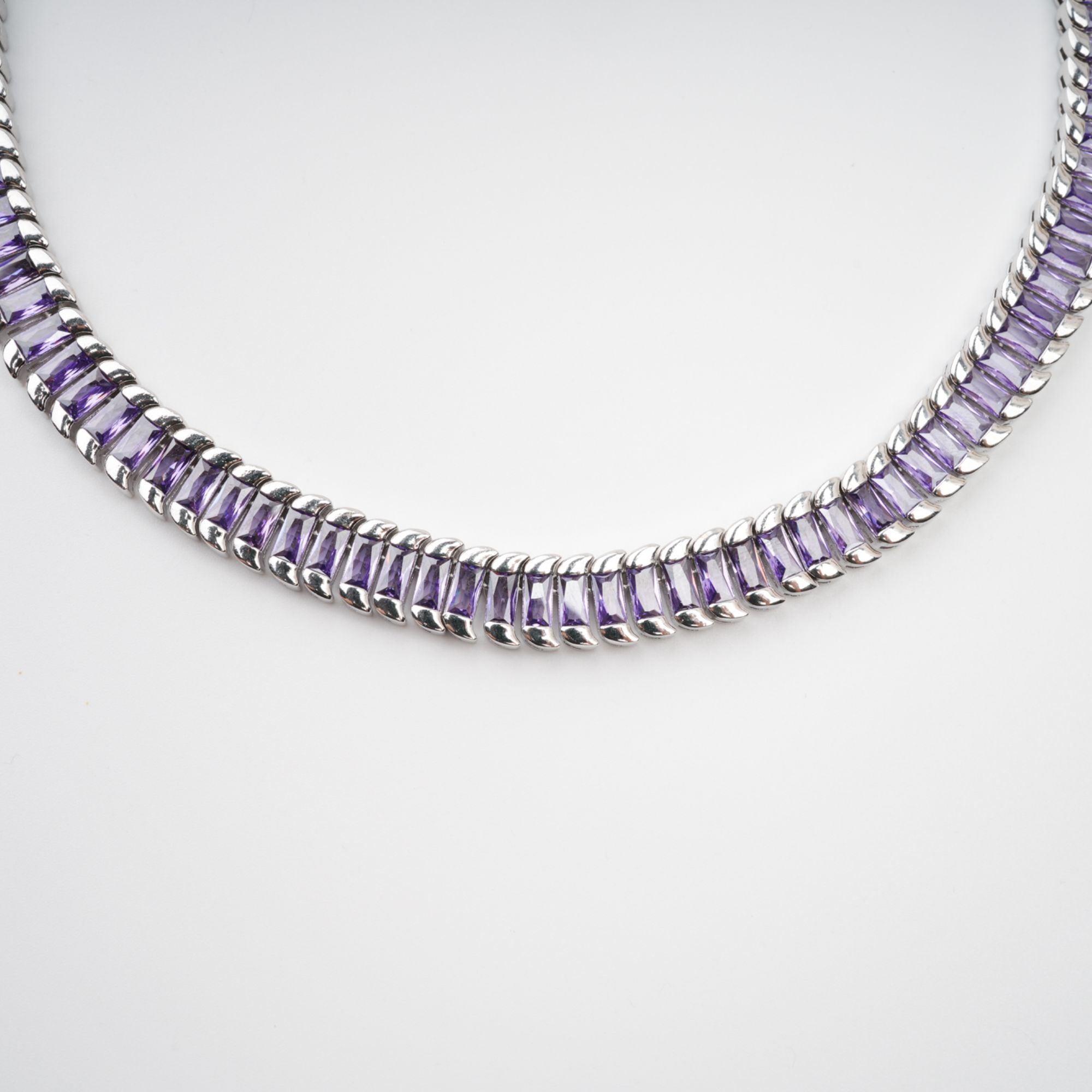 قلادة إيزولين مزينة بالكريستال البنفسجي الفاتح