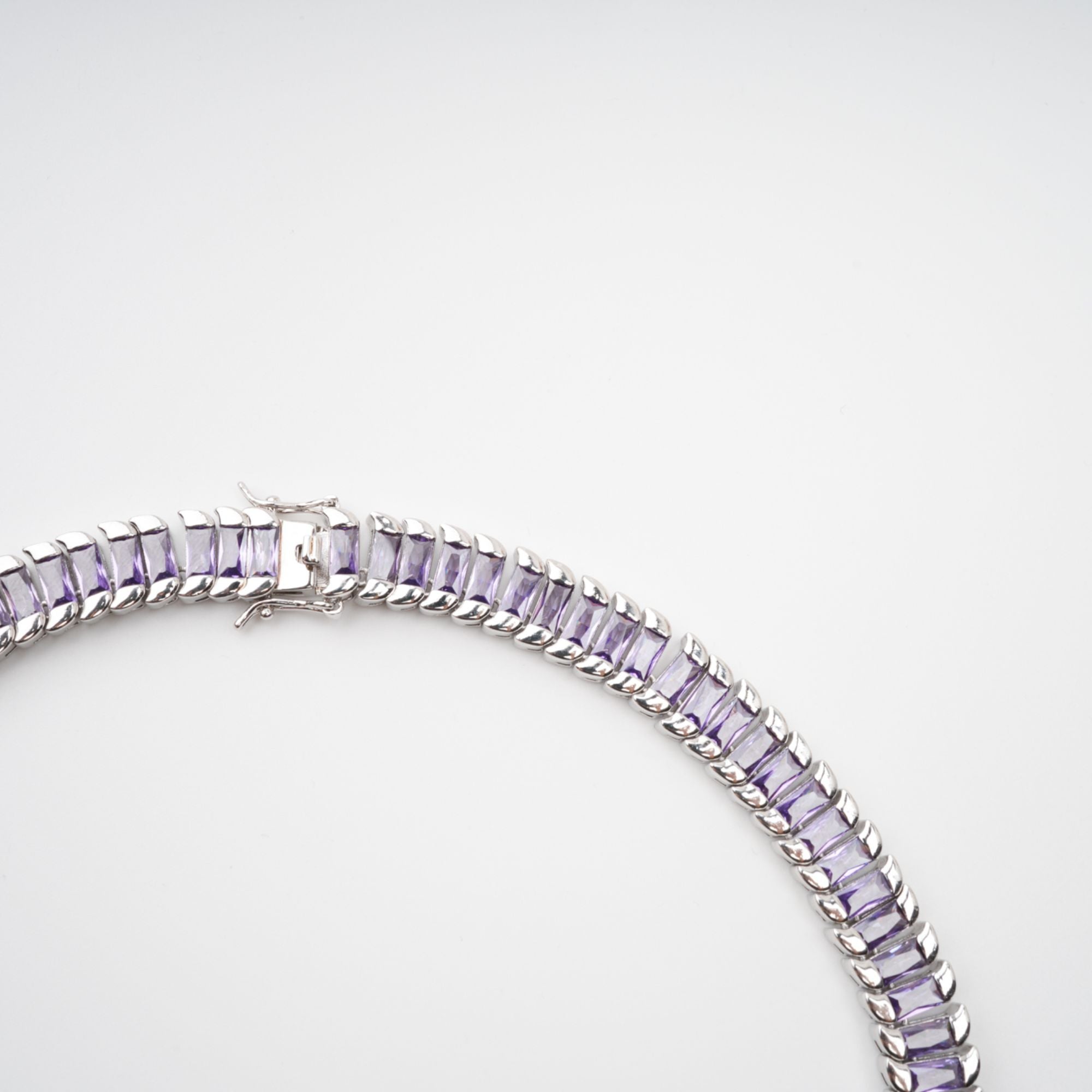 قلادة إيزولين مزينة بالكريستال البنفسجي الفاتح