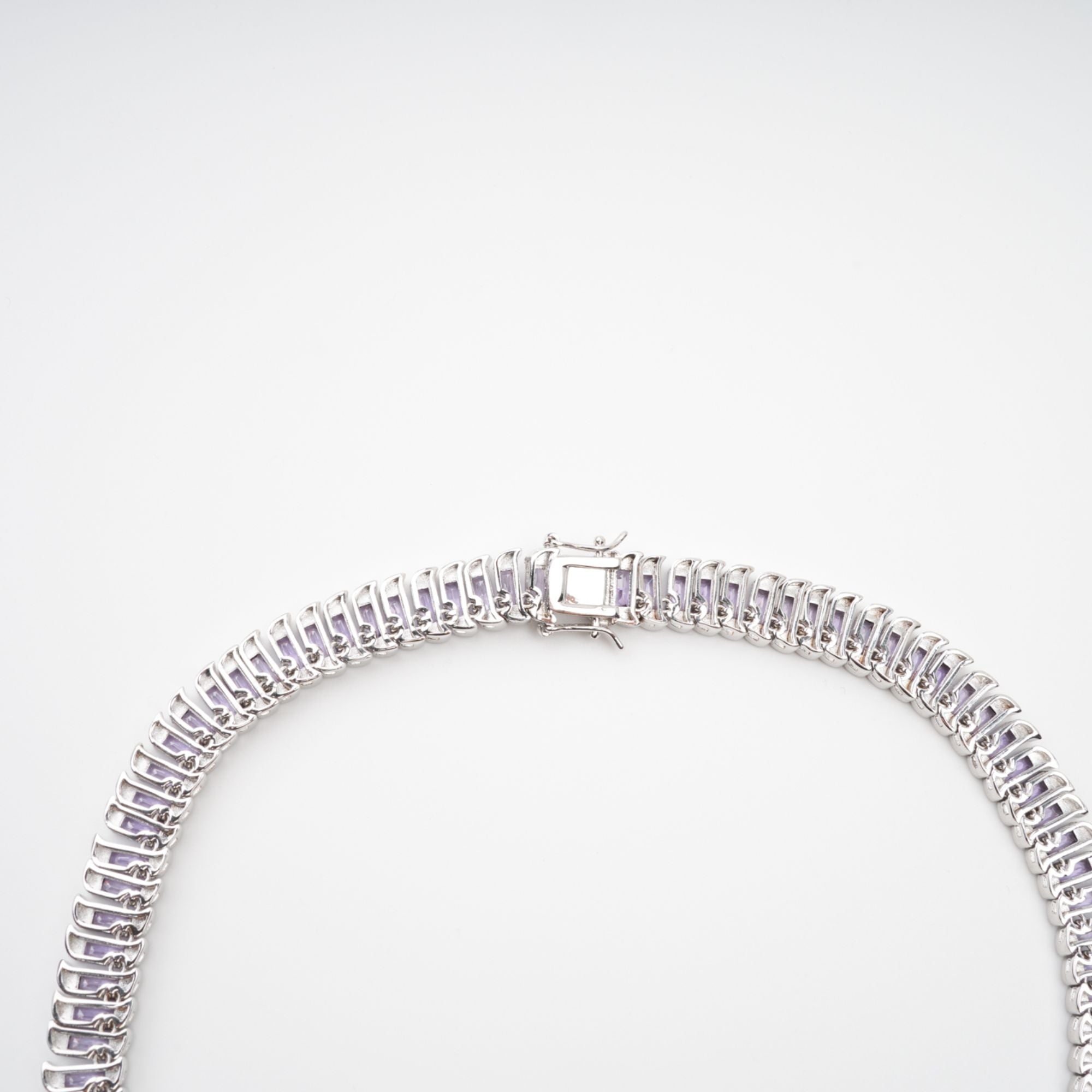 قلادة إيزولين مزينة بالكريستال البنفسجي الفاتح