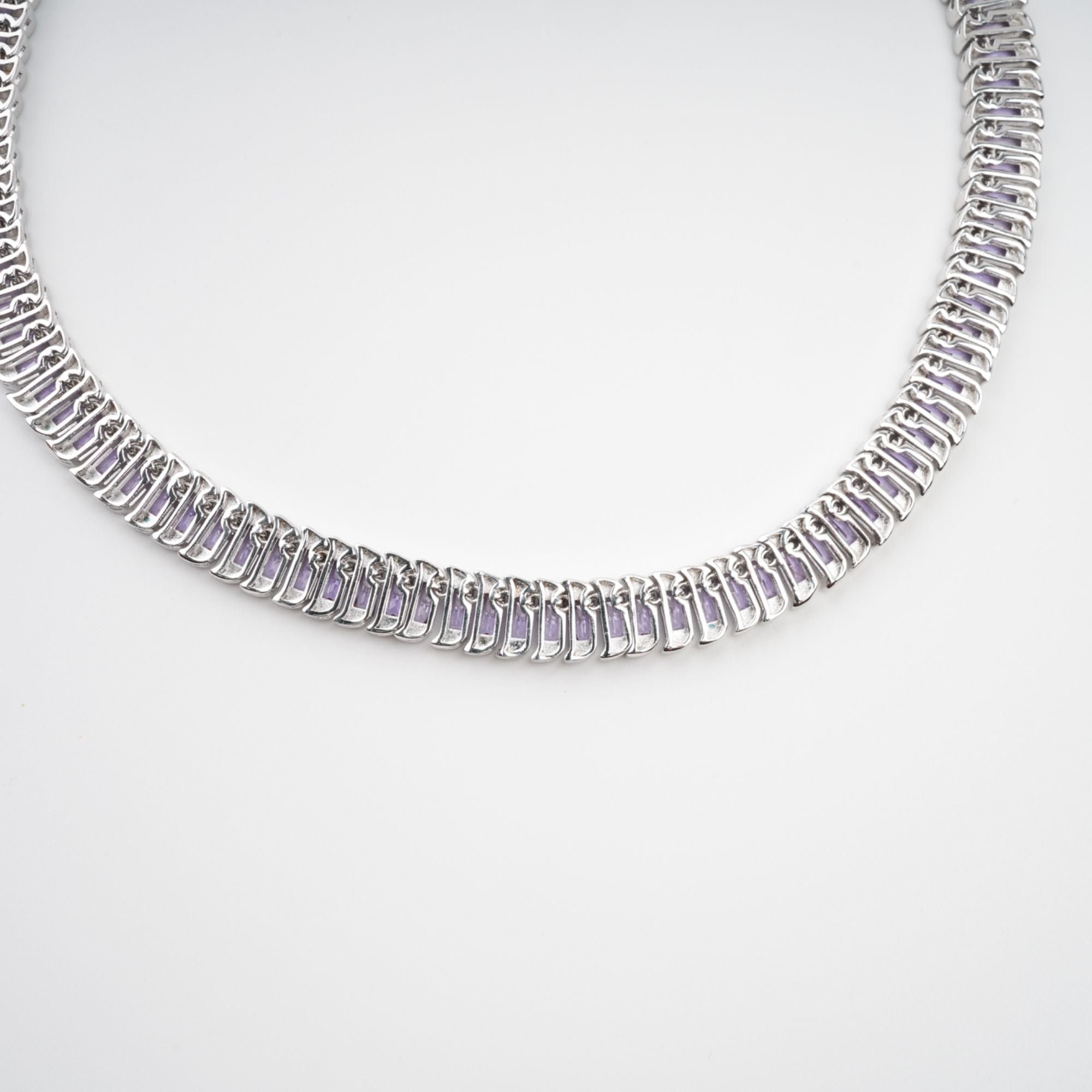 قلادة إيزولين مزينة بالكريستال البنفسجي الفاتح