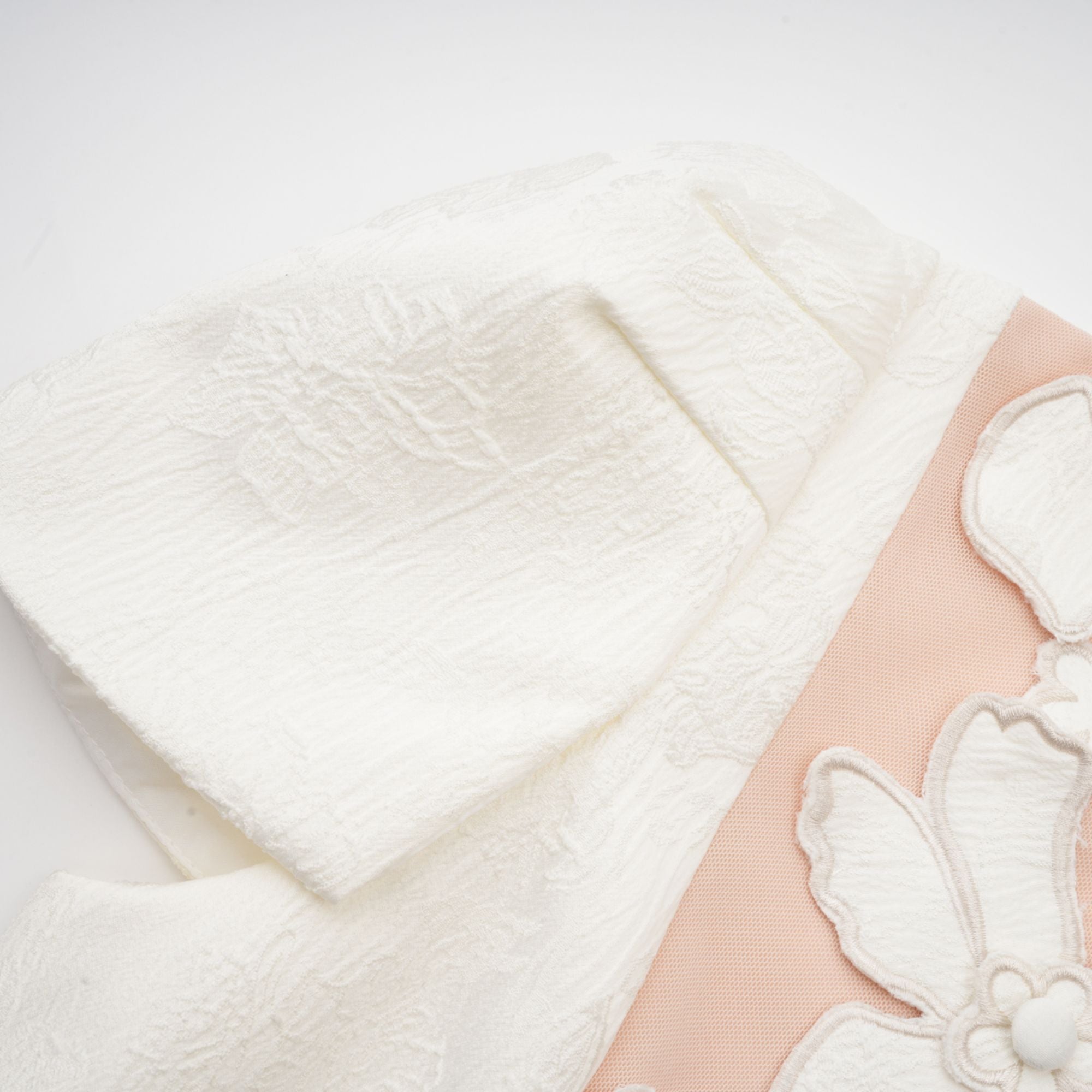 Coralie weißes Minikleid mit Knöpfen und Blütenblatt-Detail