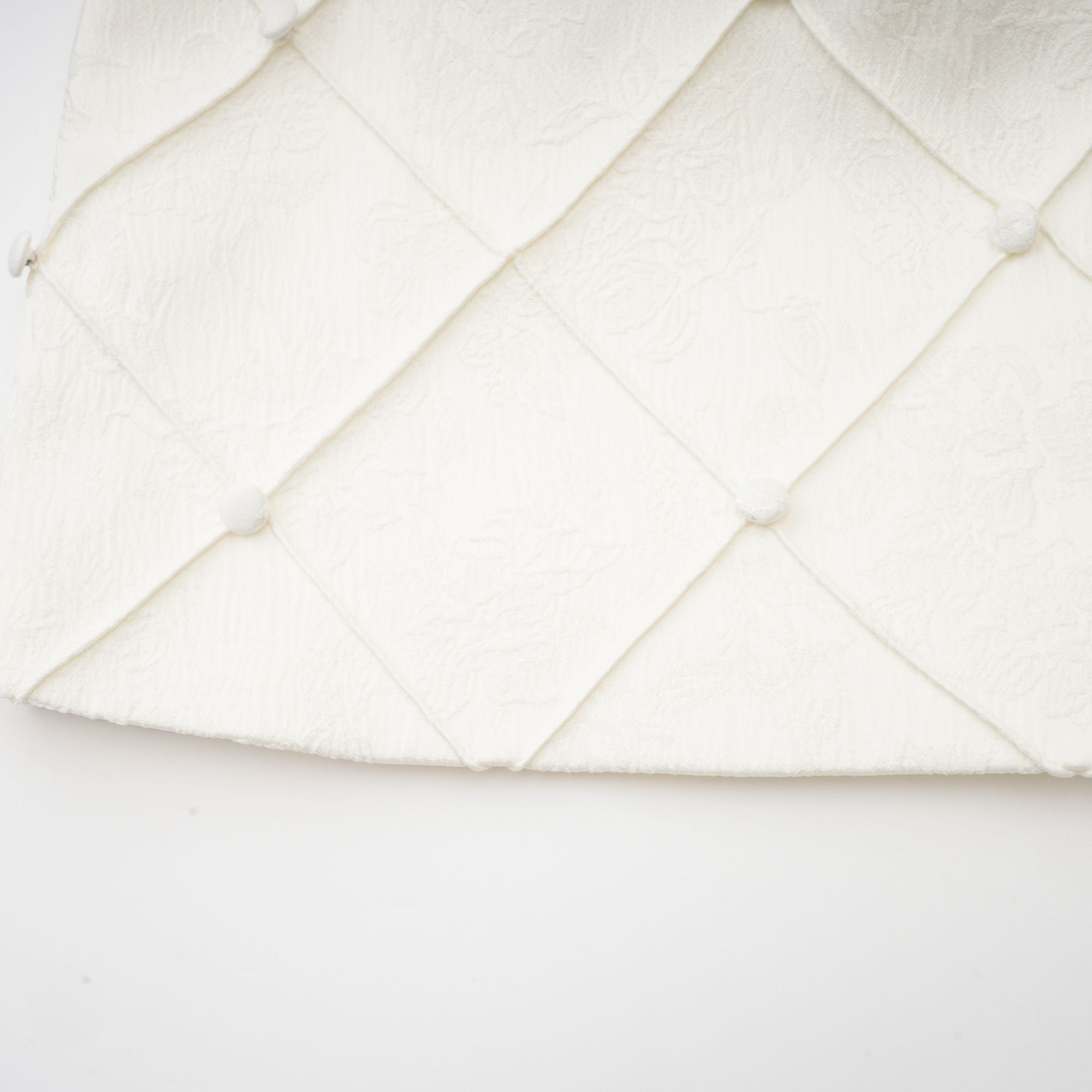 Coralie weißes Minikleid mit Knöpfen und Blütenblatt-Detail