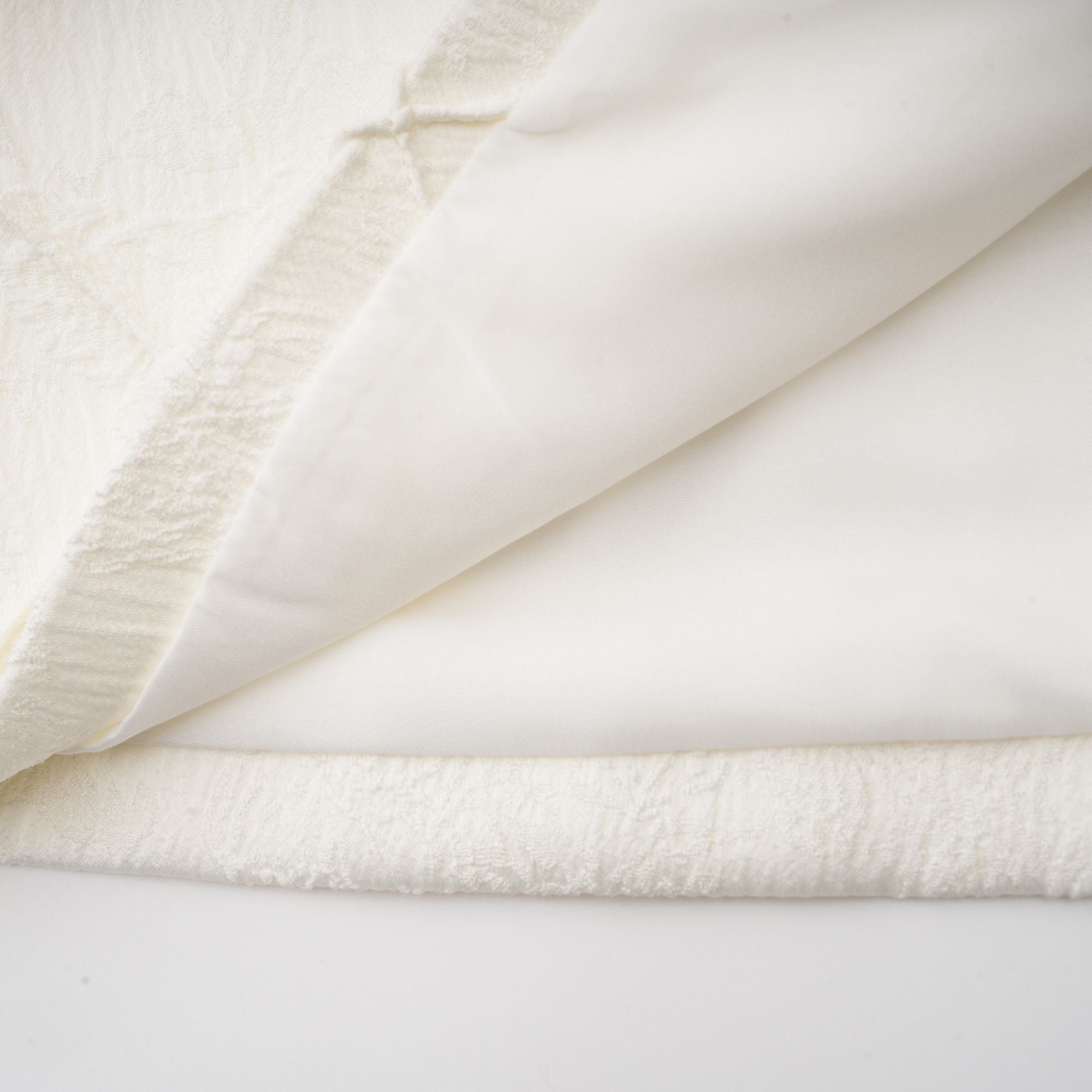 Coralie weißes Minikleid mit Knöpfen und Blütenblatt-Detail