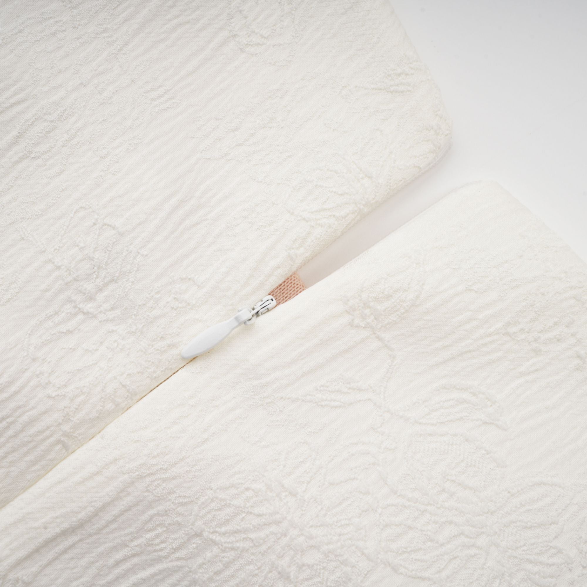 Coralie weißes Minikleid mit Knöpfen und Blütenblatt-Detail