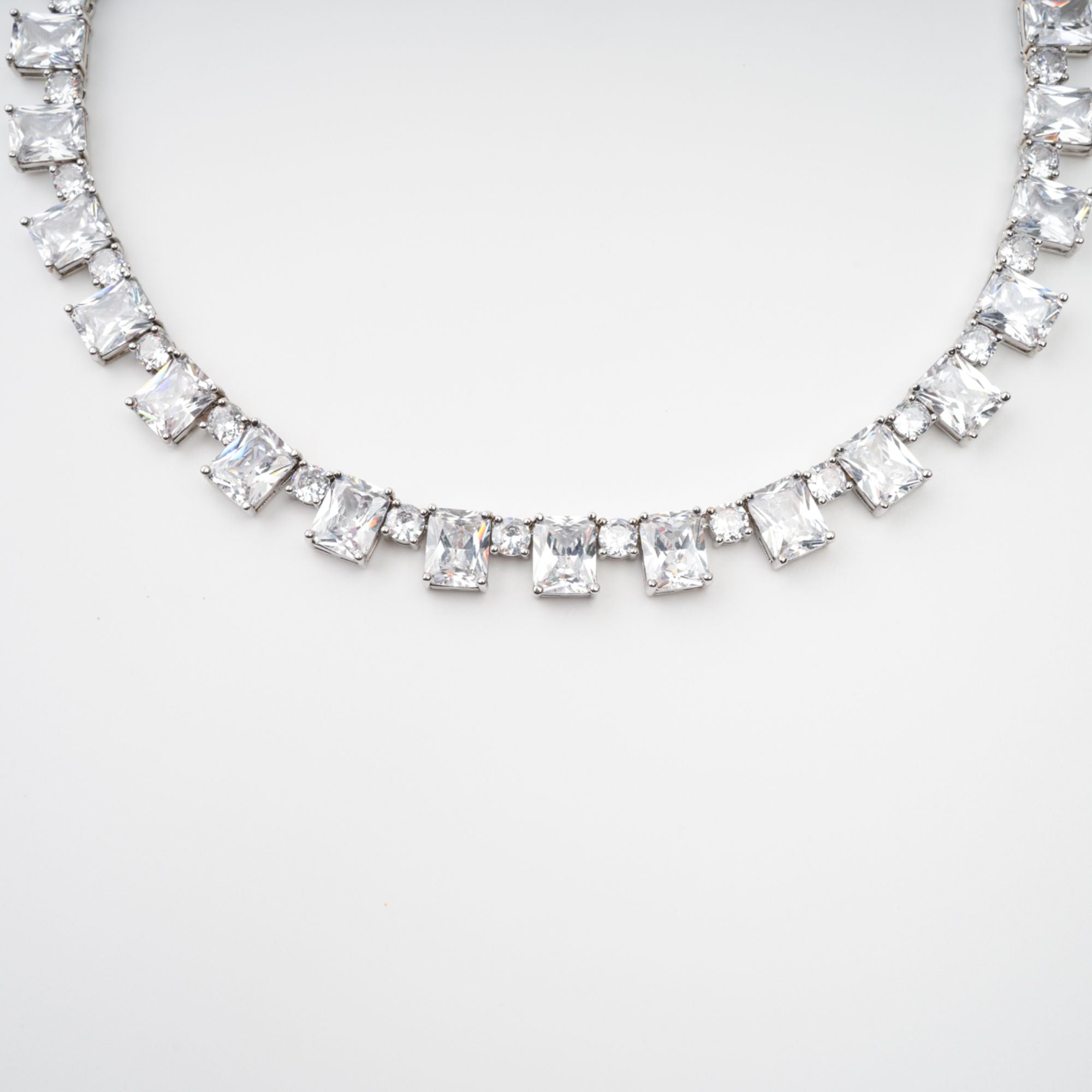 Silberfarbene Halskette „Mathilde“ mit Kristallverzierung