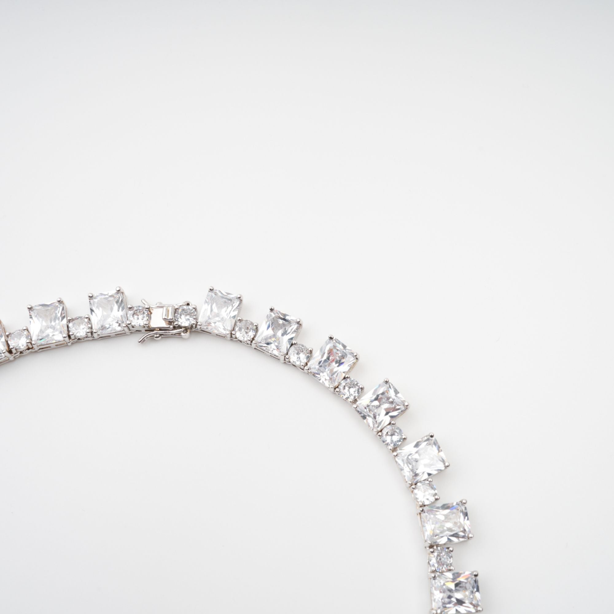 Silberfarbene Halskette „Mathilde“ mit Kristallverzierung