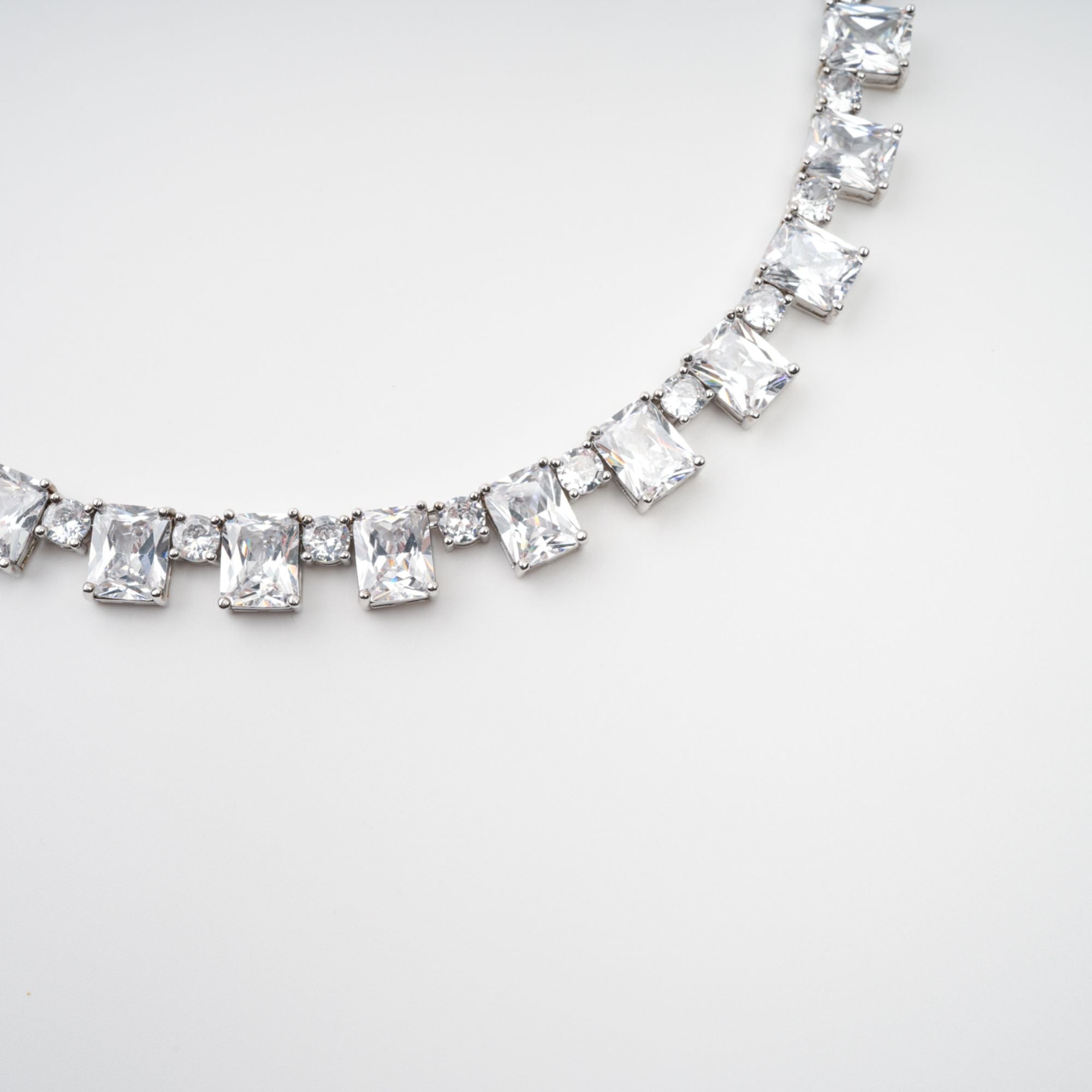 Silberfarbene Halskette „Mathilde“ mit Kristallverzierung