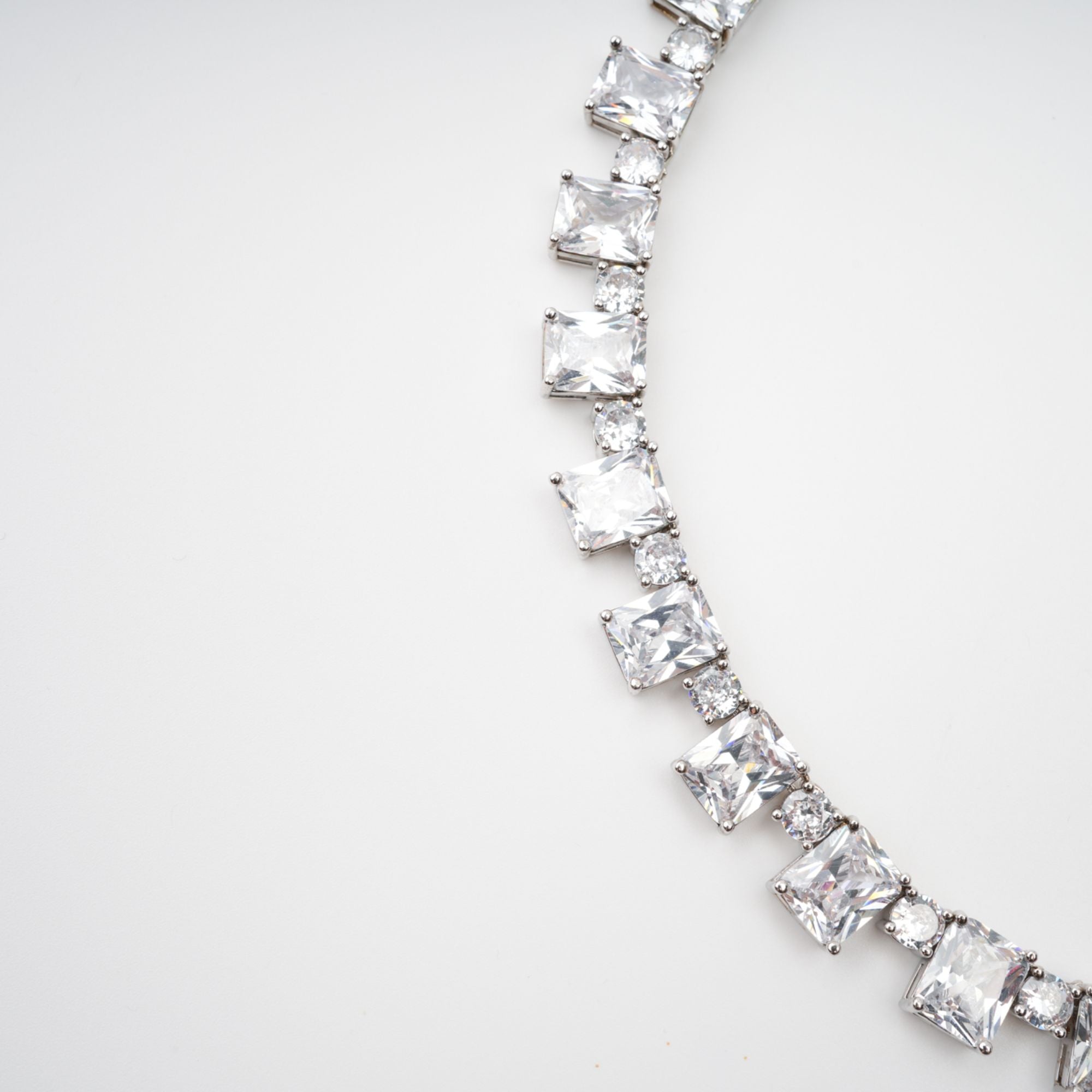 Silberfarbene Halskette „Mathilde“ mit Kristallverzierung