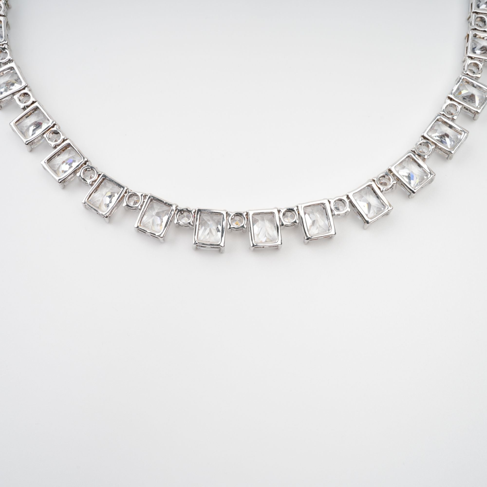 Silberfarbene Halskette „Mathilde“ mit Kristallverzierung