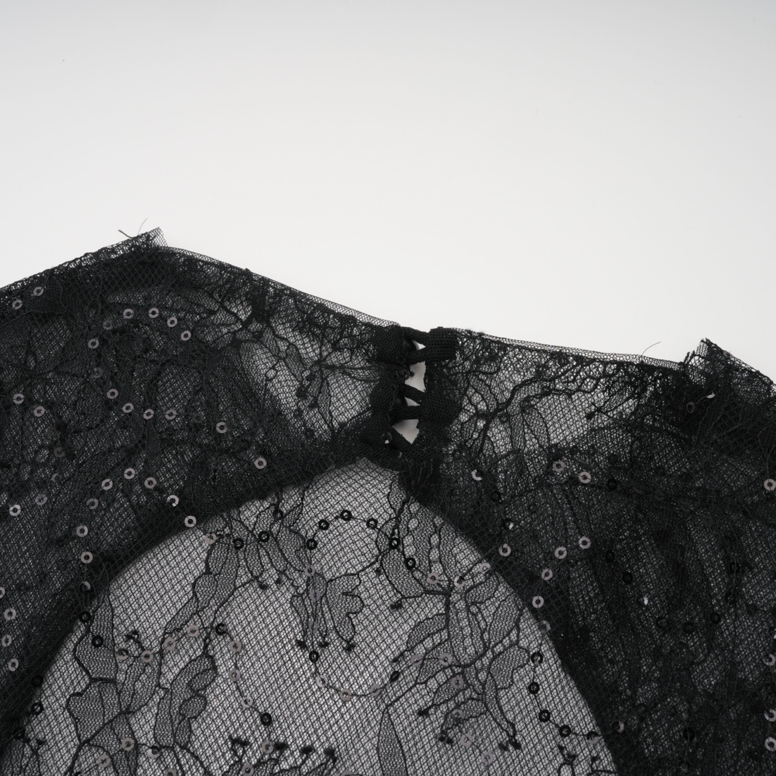 فستان طويل من التول الأسود المزين بالدانتيل واللمعان من Velia