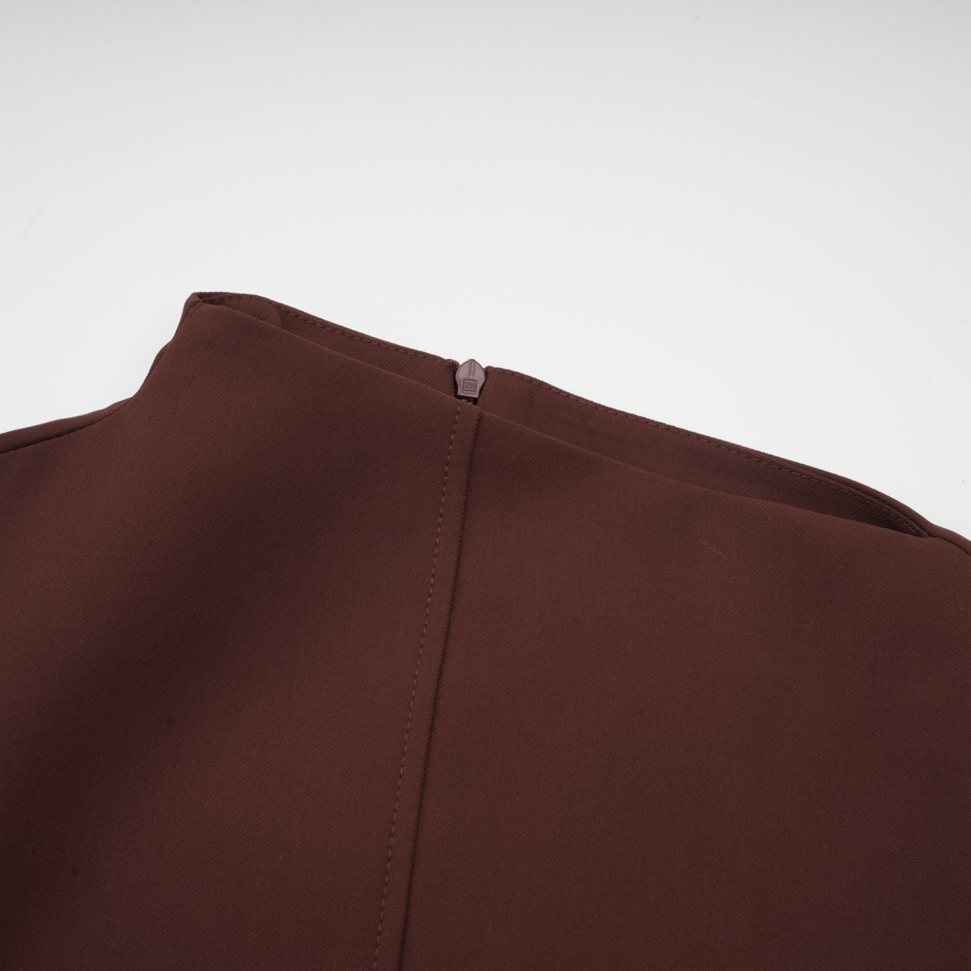 فستان جينيفير البني القصير ذو الرقبة غير المتماثلة