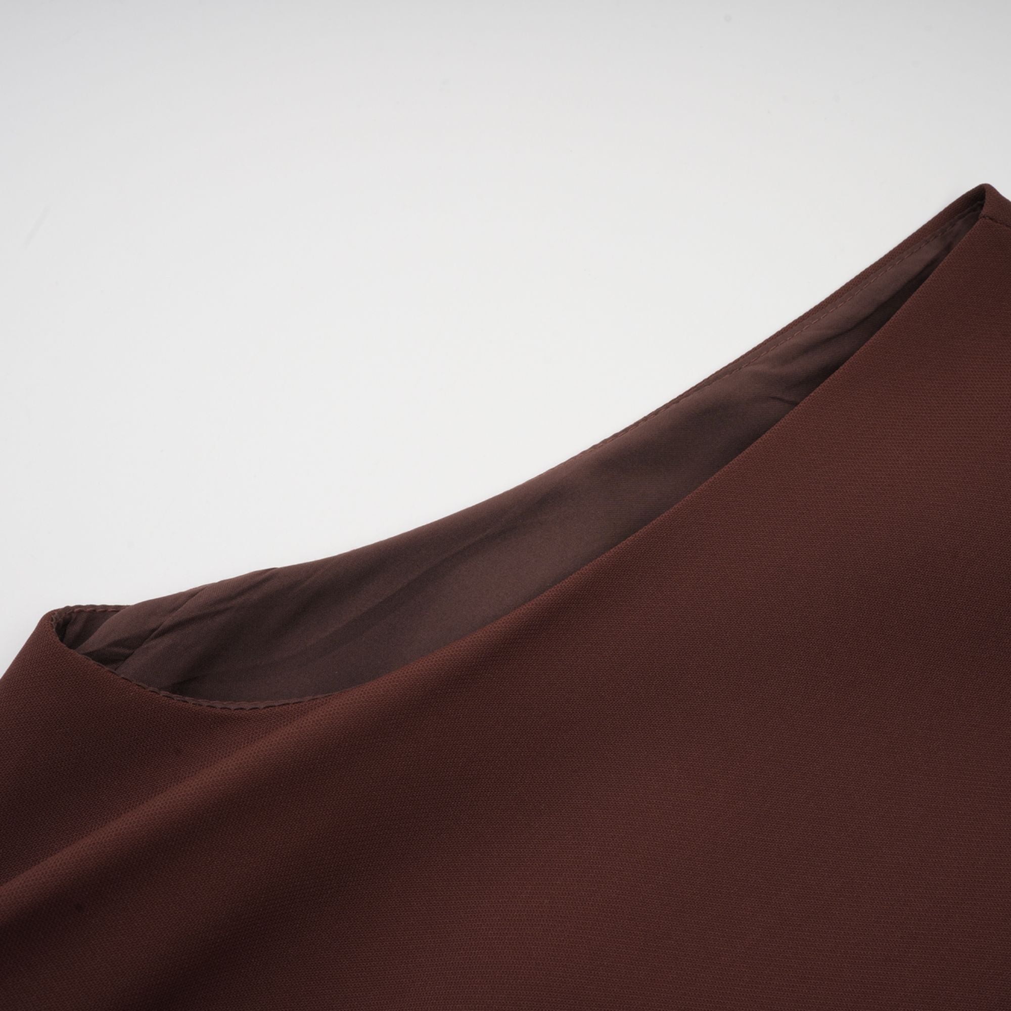 فستان جينيفير البني القصير ذو الرقبة غير المتماثلة