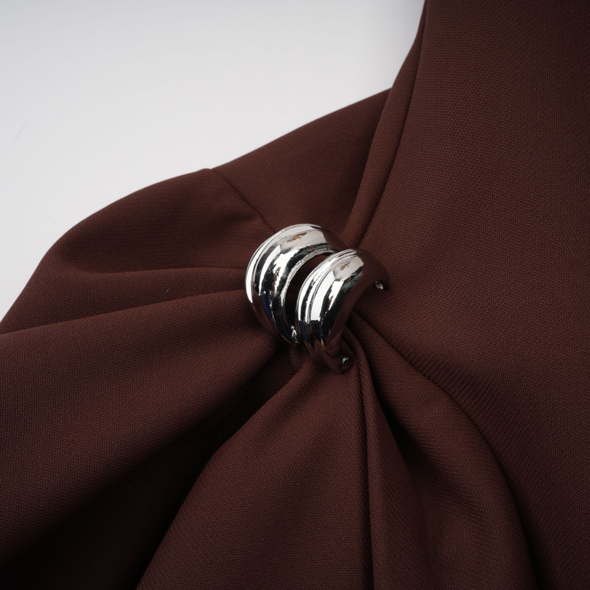 فستان جينيفير البني القصير ذو الرقبة غير المتماثلة