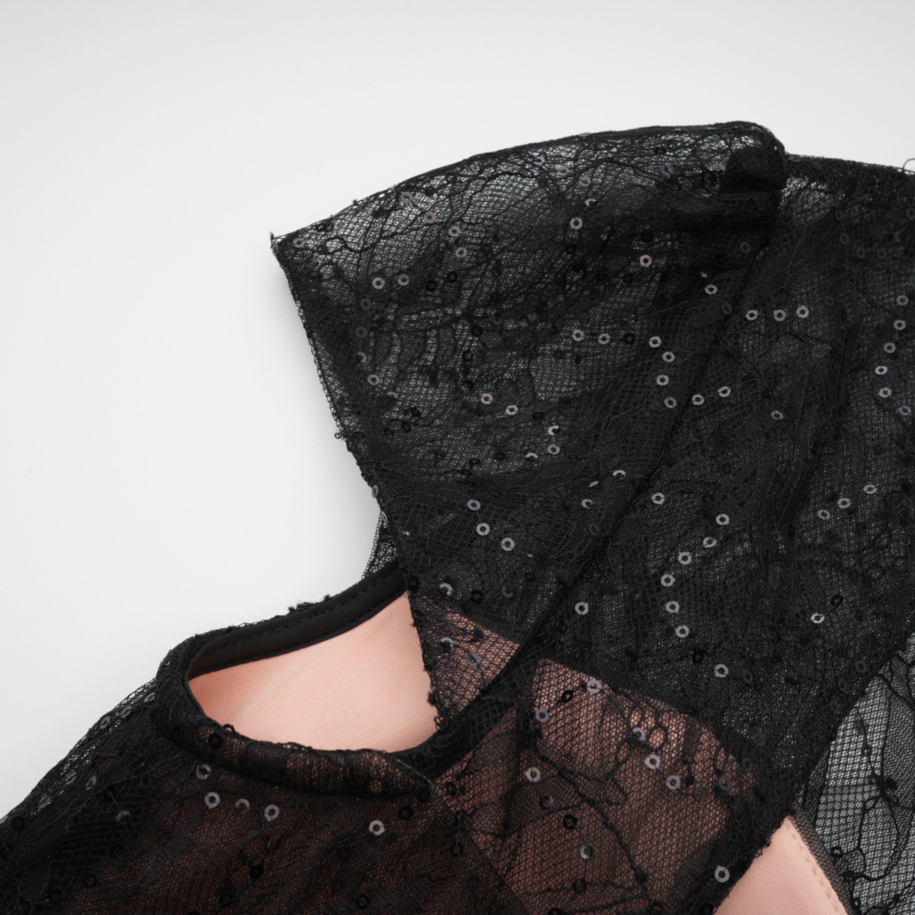 فستان طويل من التول الأسود المزين بالدانتيل واللمعان من Velia