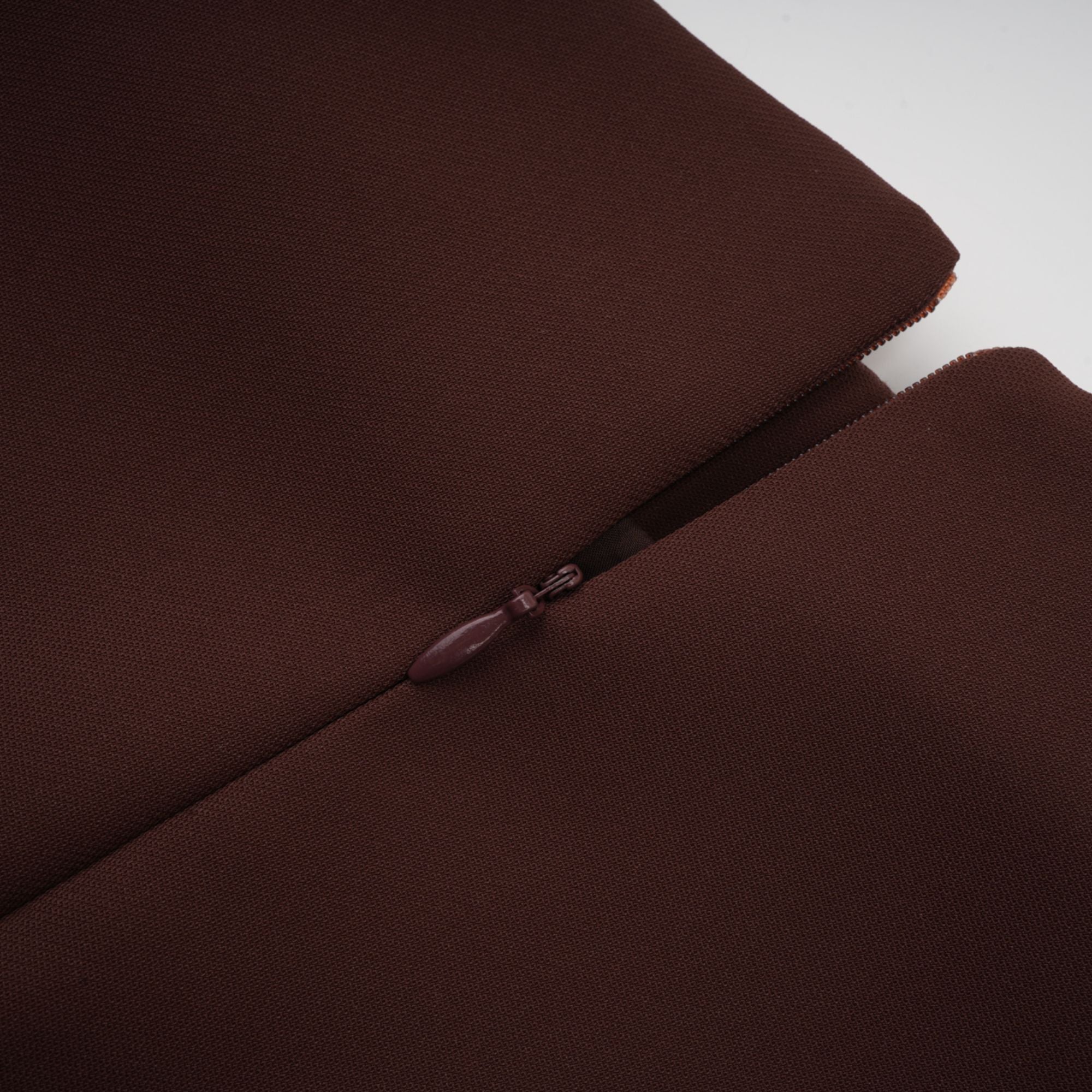 فستان جينيفير البني القصير ذو الرقبة غير المتماثلة