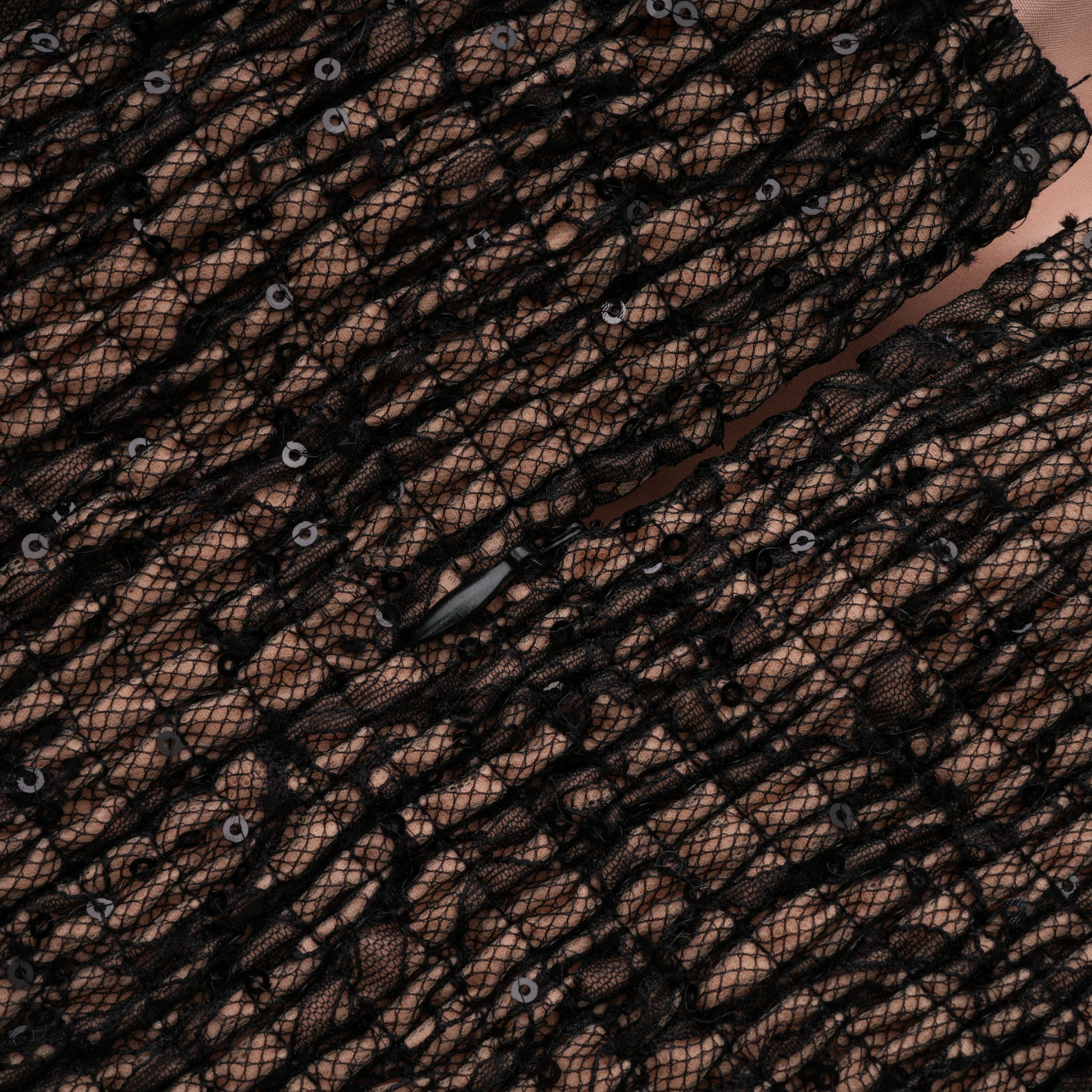 فستان طويل من التول الأسود المزين بالدانتيل واللمعان من Velia