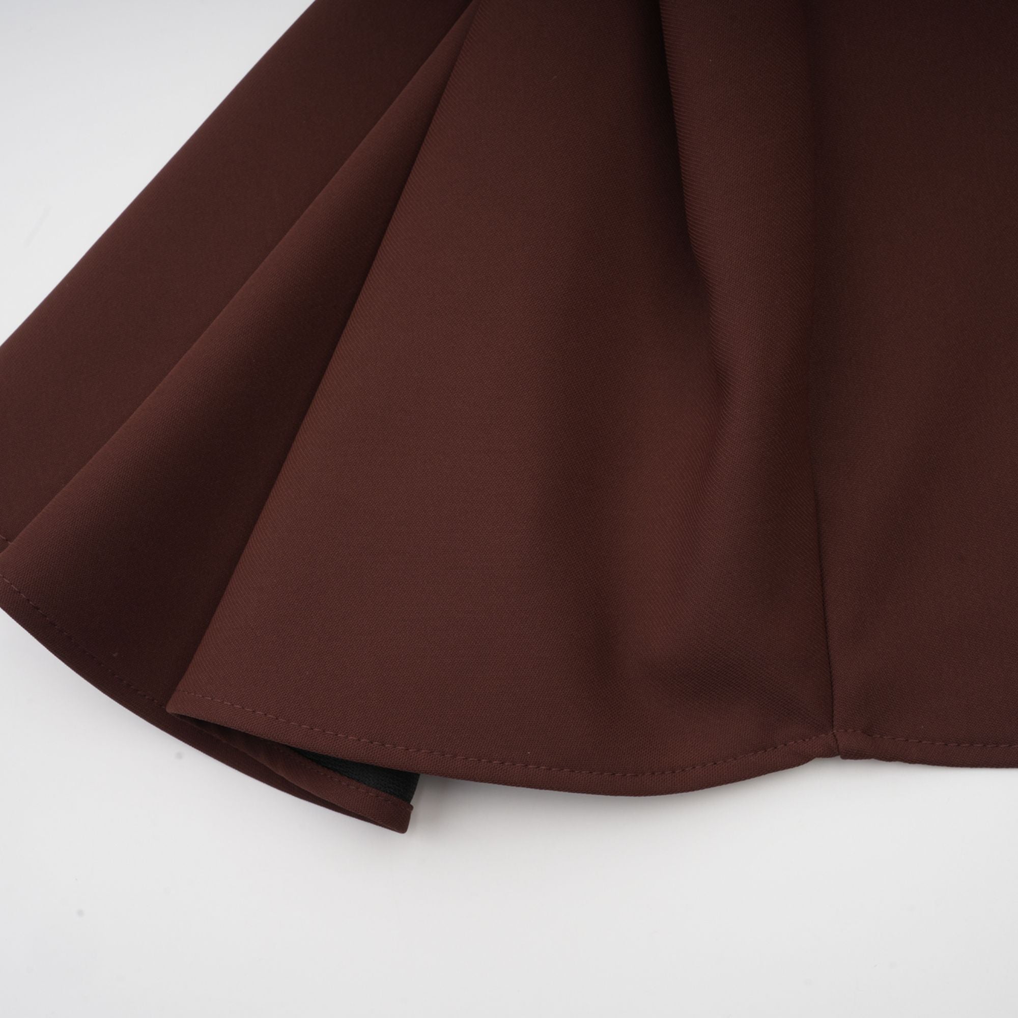 فستان جينيفير البني القصير ذو الرقبة غير المتماثلة