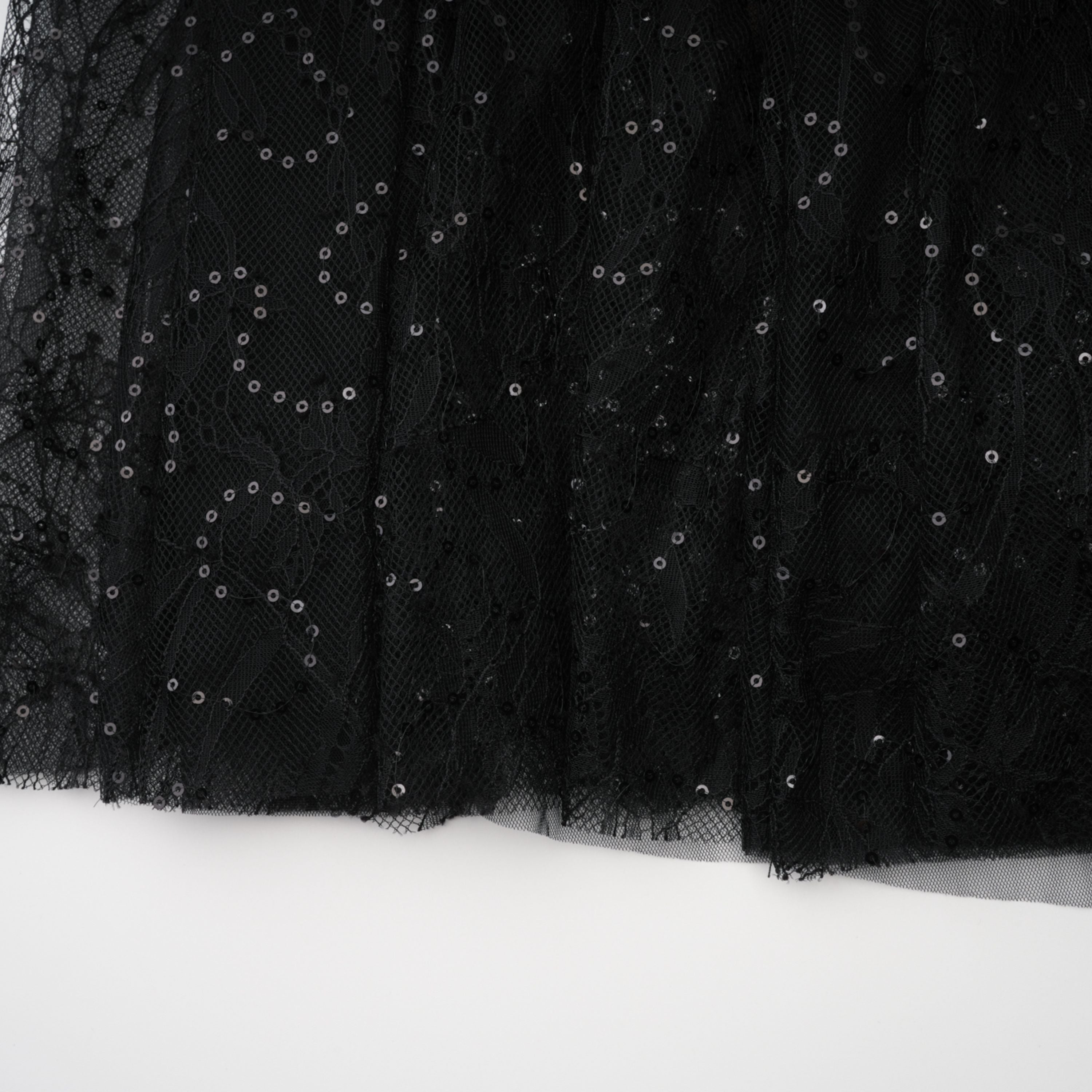 فستان طويل من التول الأسود المزين بالدانتيل واللمعان من Velia