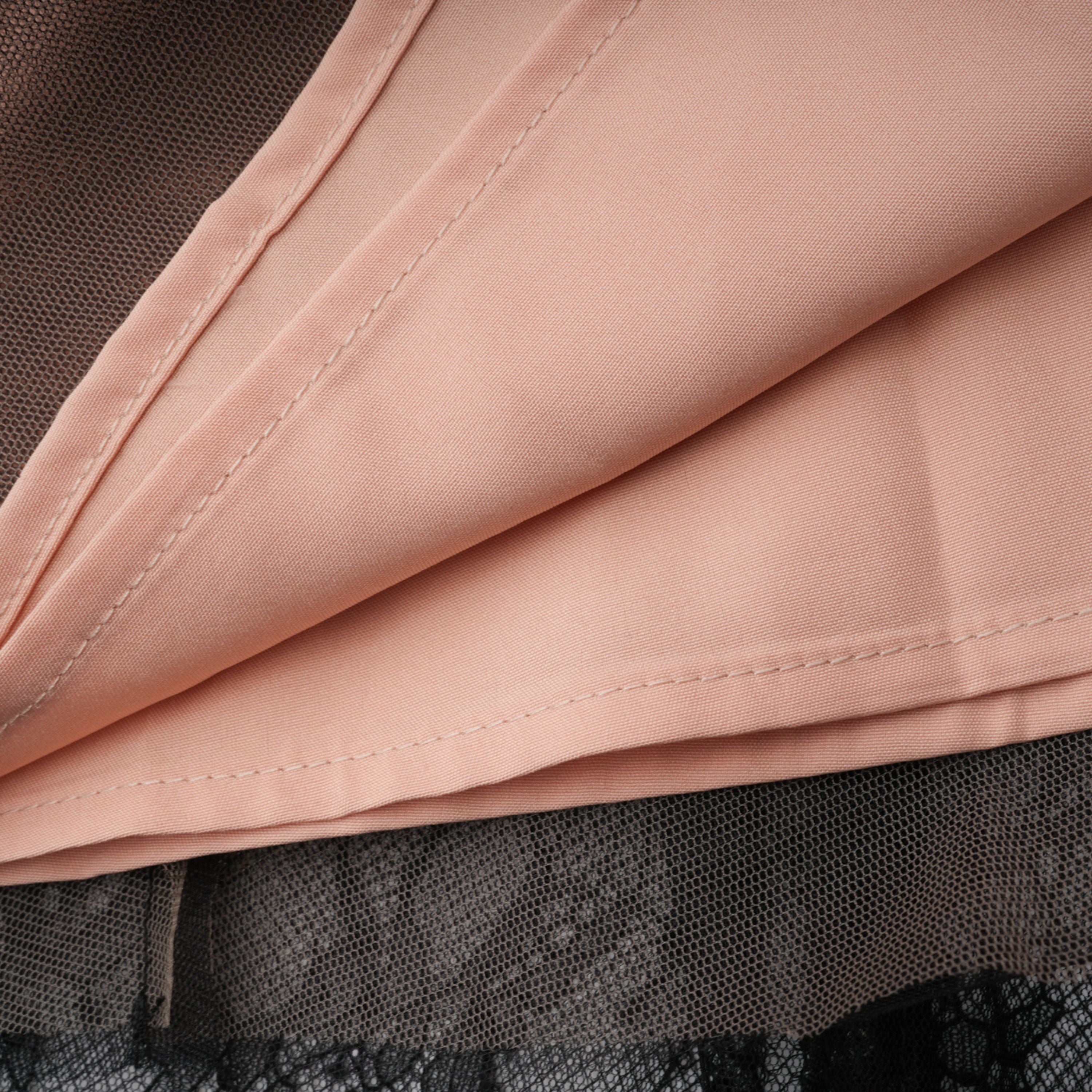 فستان طويل من التول الأسود المزين بالدانتيل واللمعان من Velia