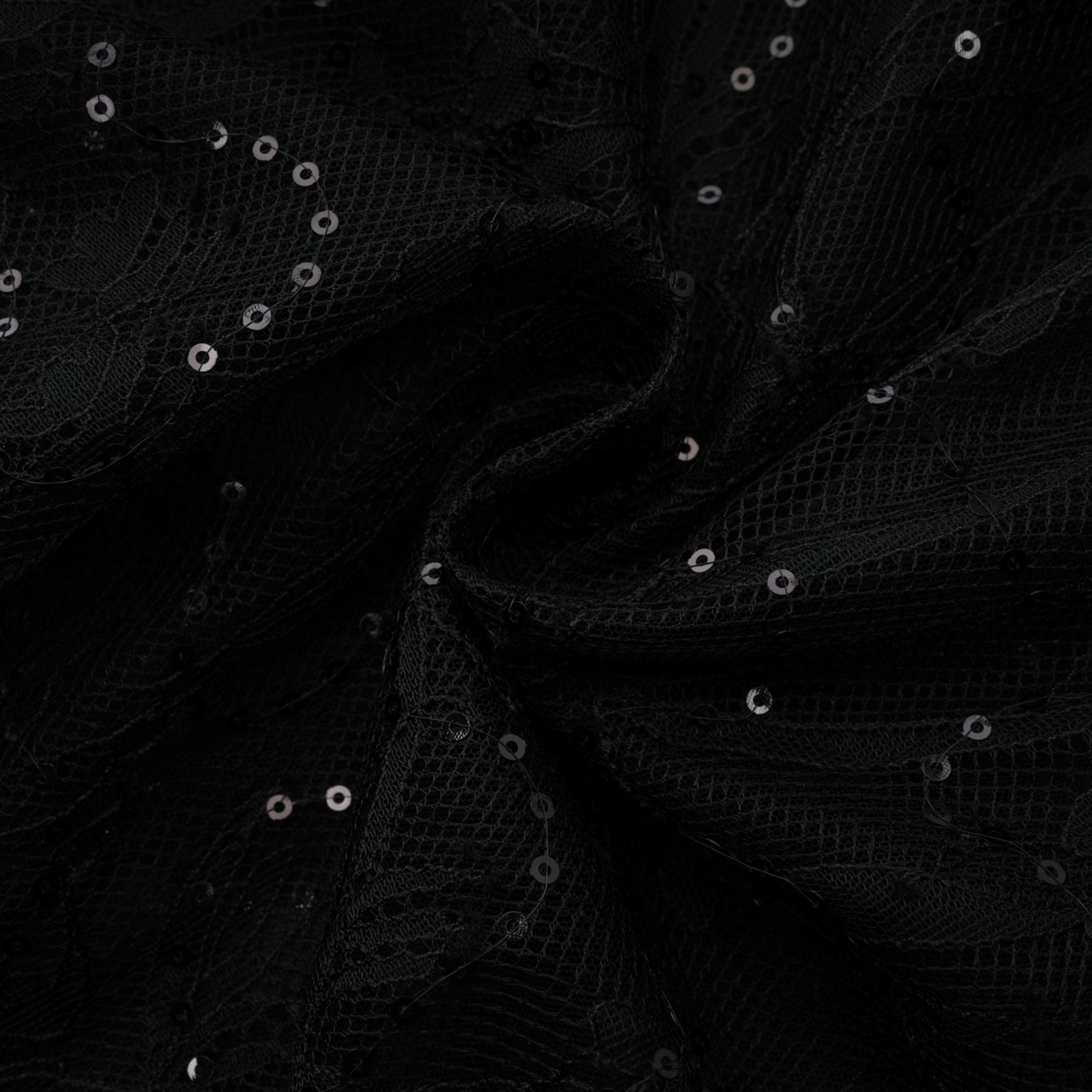 فستان طويل من التول الأسود المزين بالدانتيل واللمعان من Velia