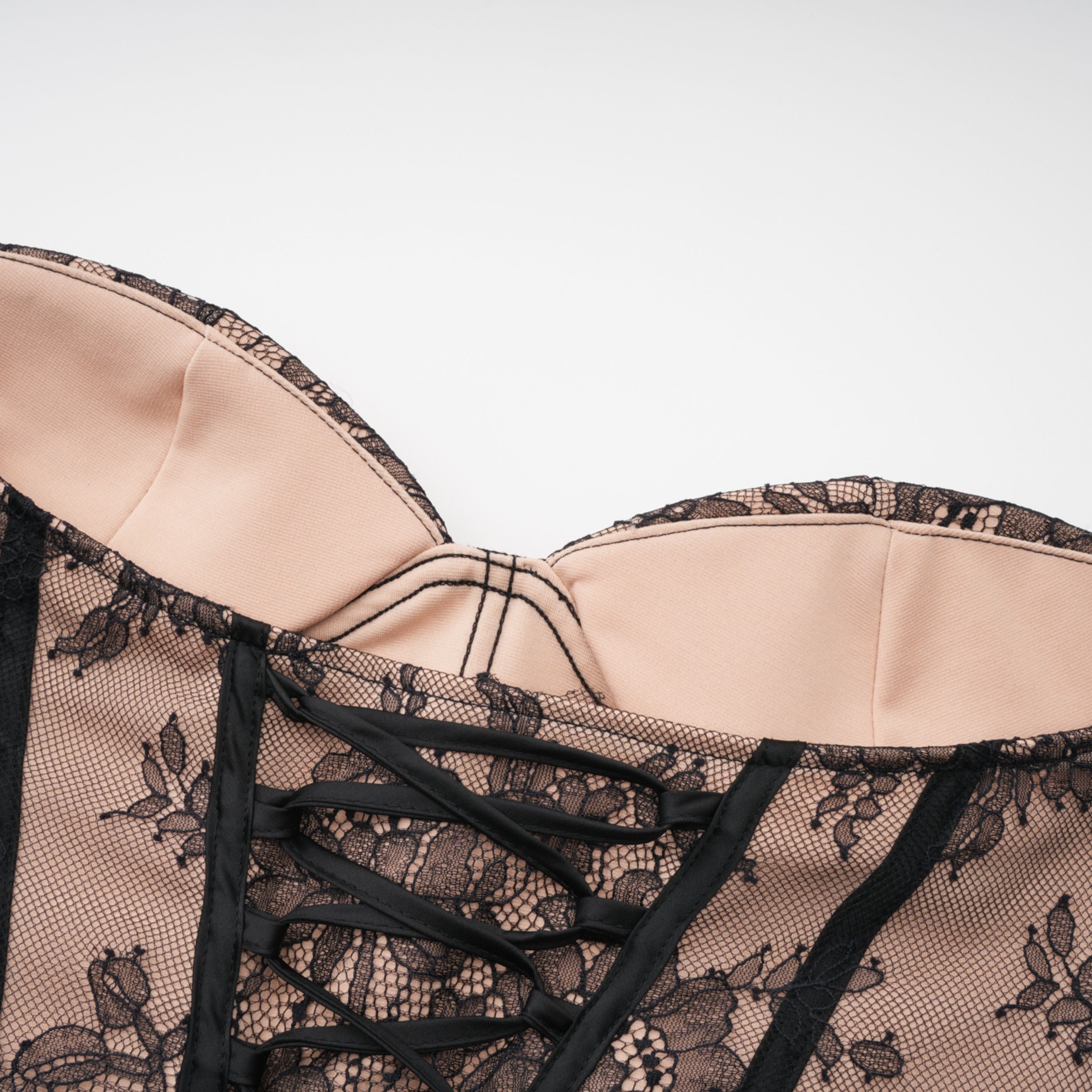 فستان ماكسي كورسيه من الدانتيل الأسود المزين بالزهور من Urszula