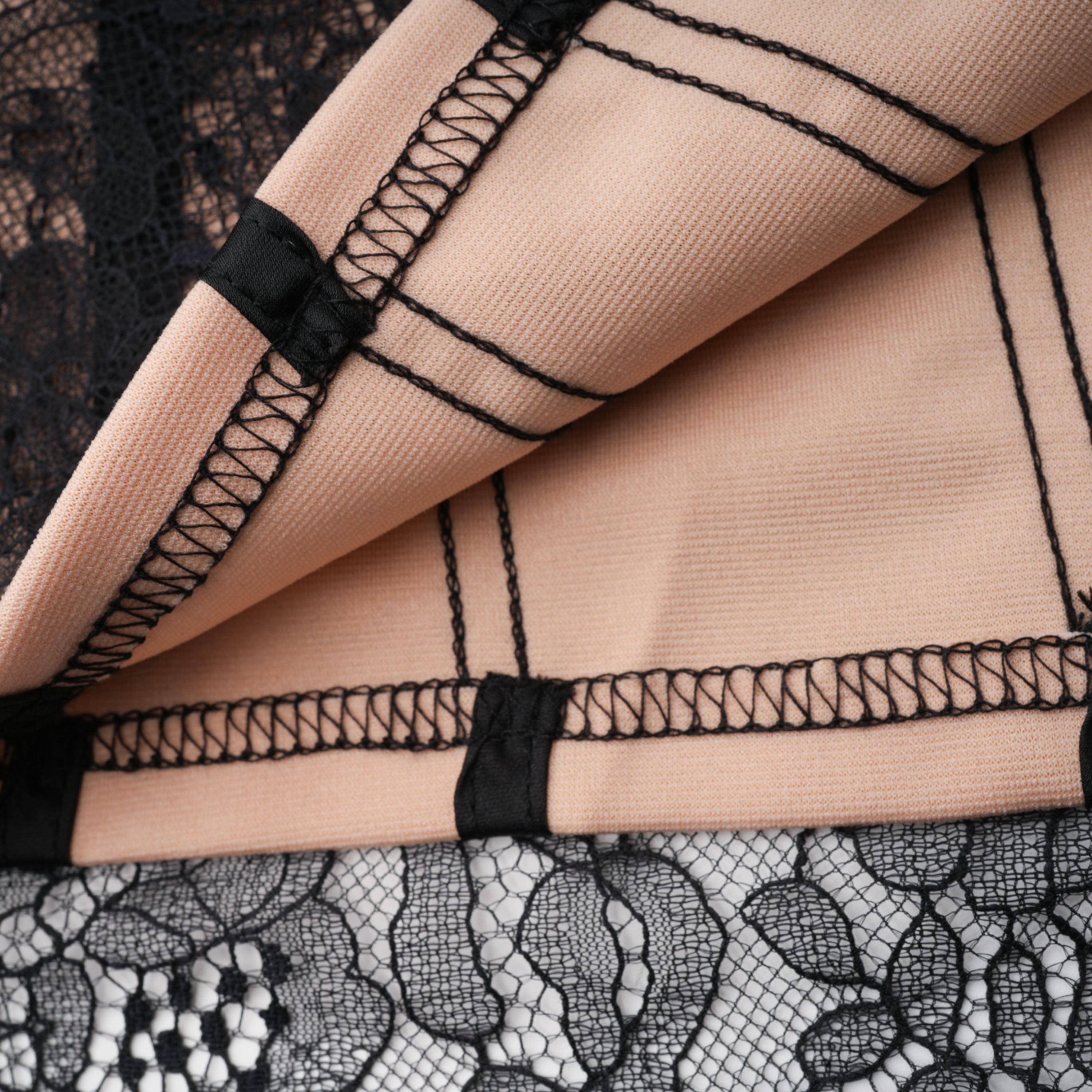 فستان ماكسي كورسيه من الدانتيل الأسود المزين بالزهور من Urszula