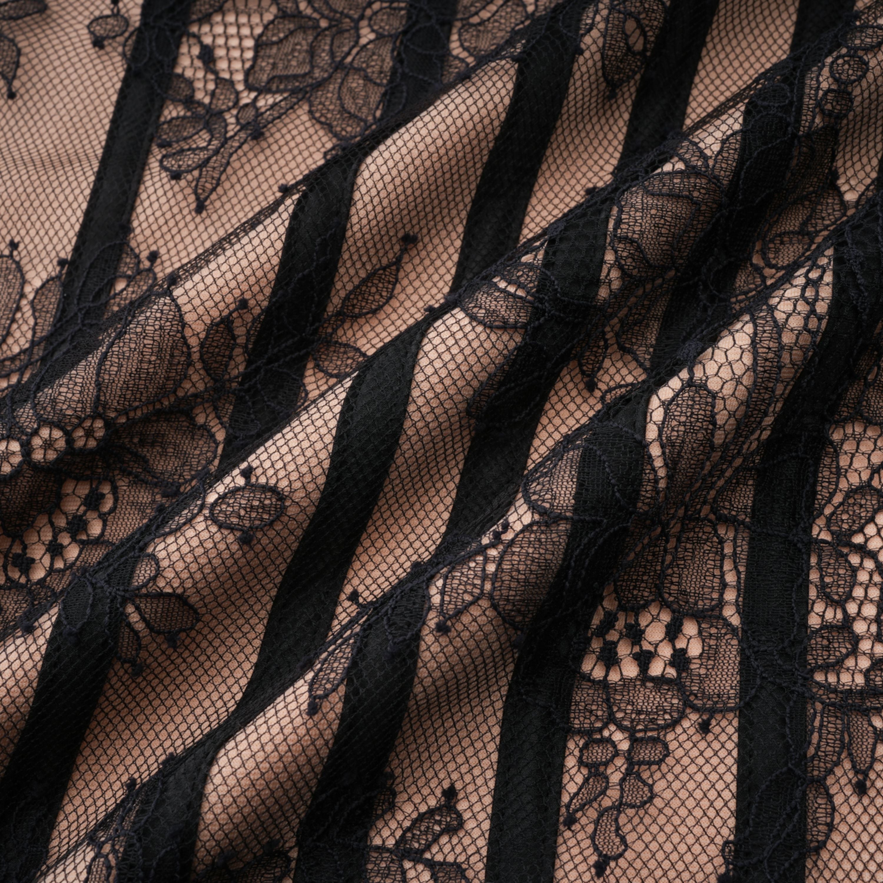 فستان ماكسي كورسيه من الدانتيل الأسود المزين بالزهور من Urszula