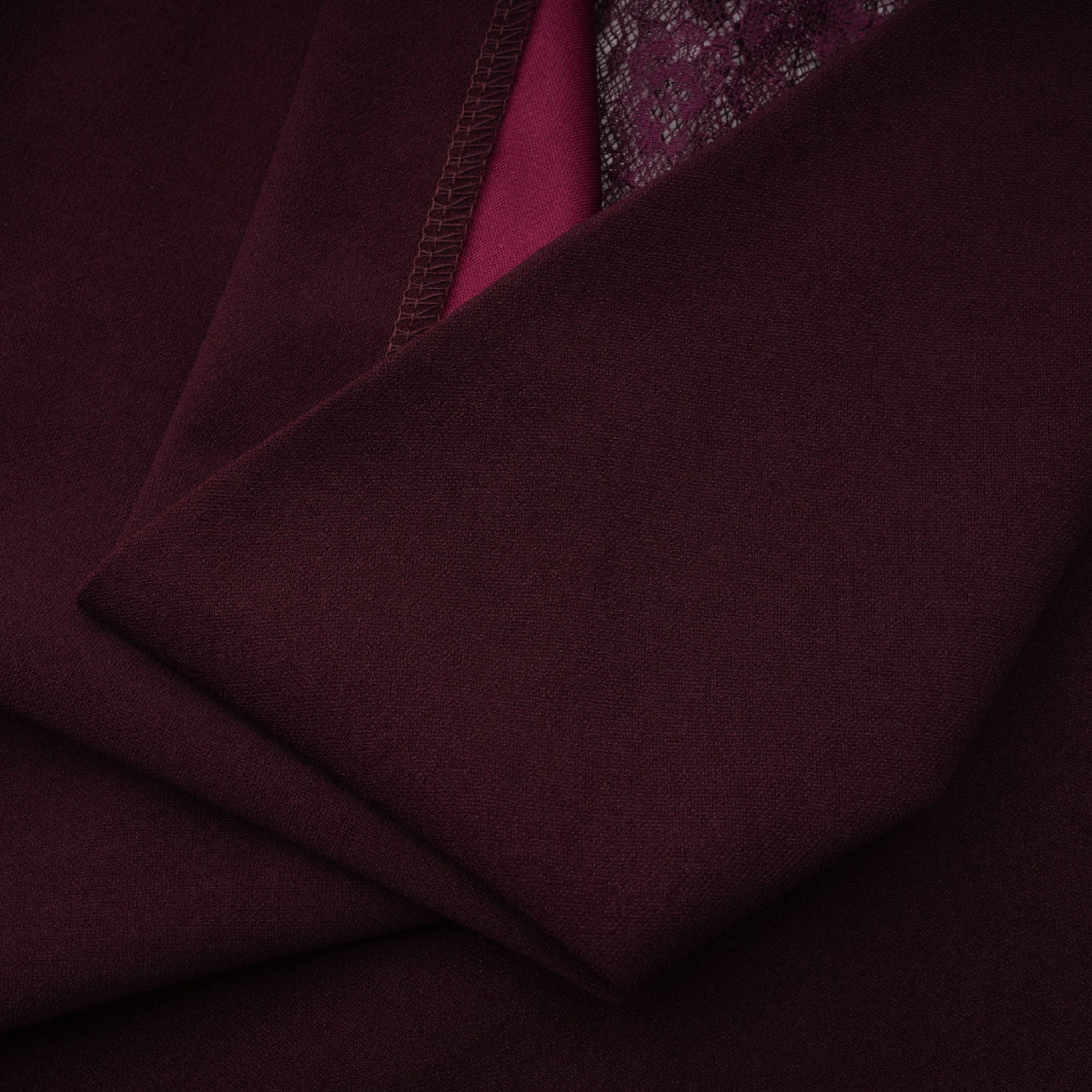 فستان طويل برقبة حلقية من جيوكوندا بورغندي مع لوحة من الدانتيل