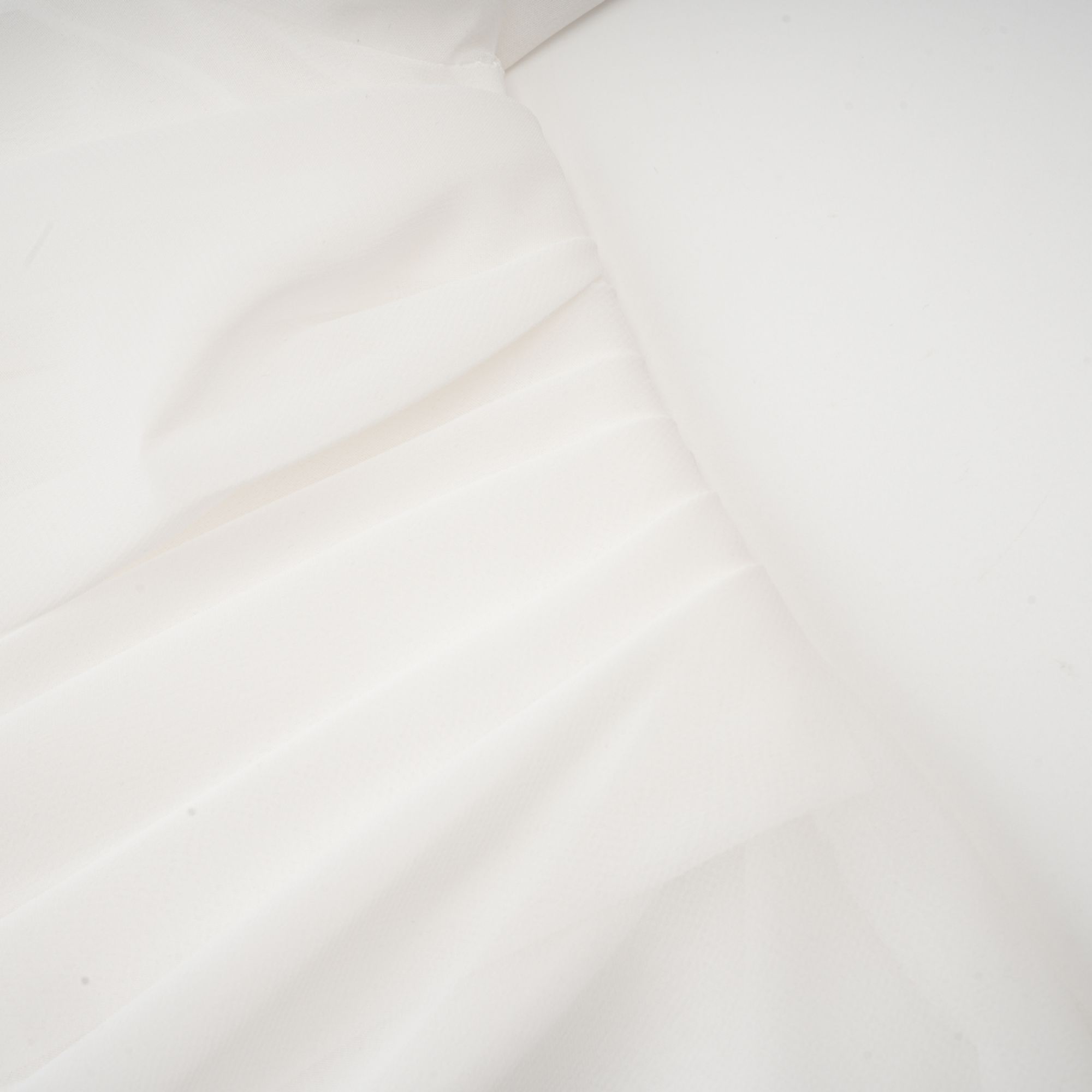 طقم أندريا بلوزة وتنورة من التول غير المتماثل باللون الأبيض