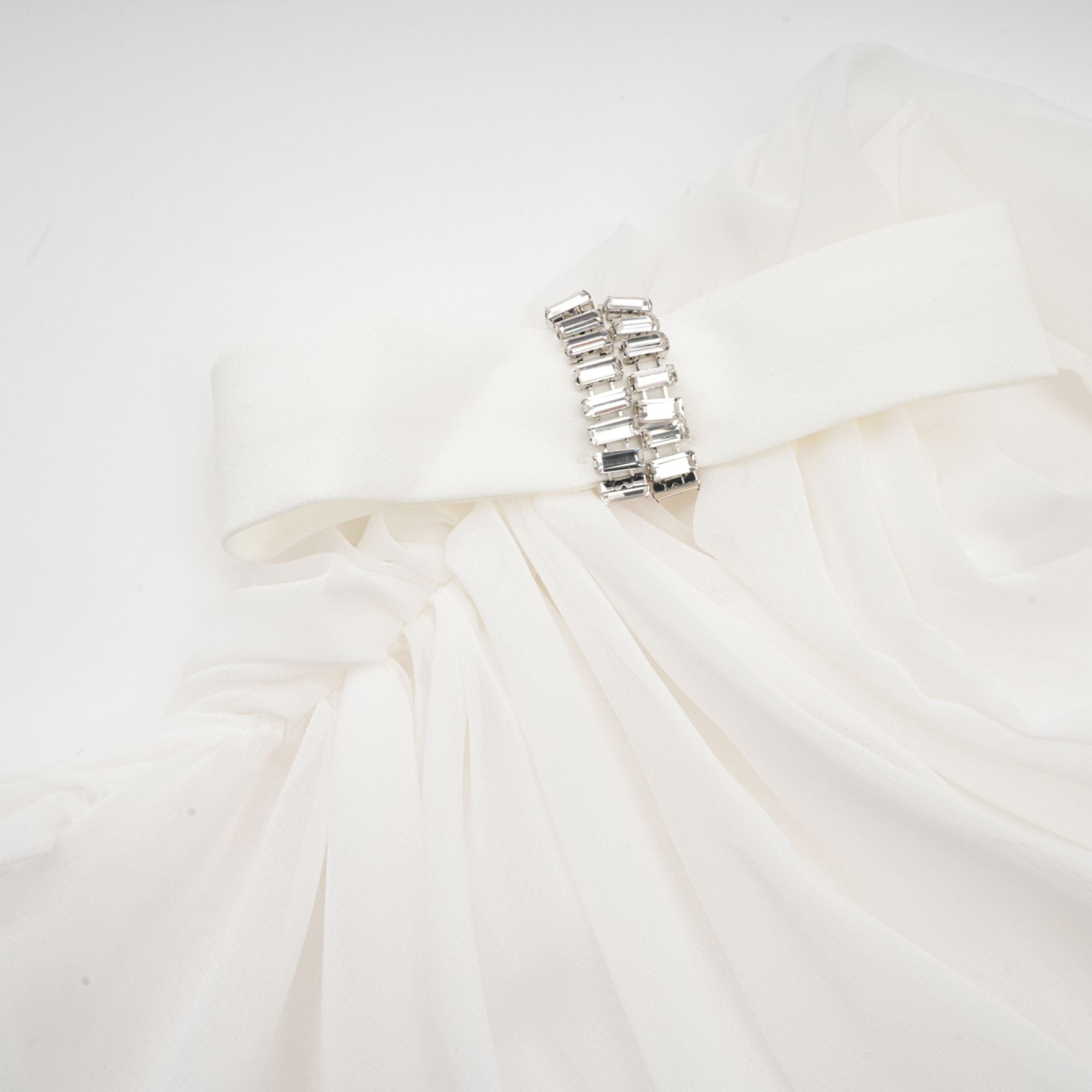 طقم أندريا بلوزة وتنورة من التول غير المتماثل باللون الأبيض