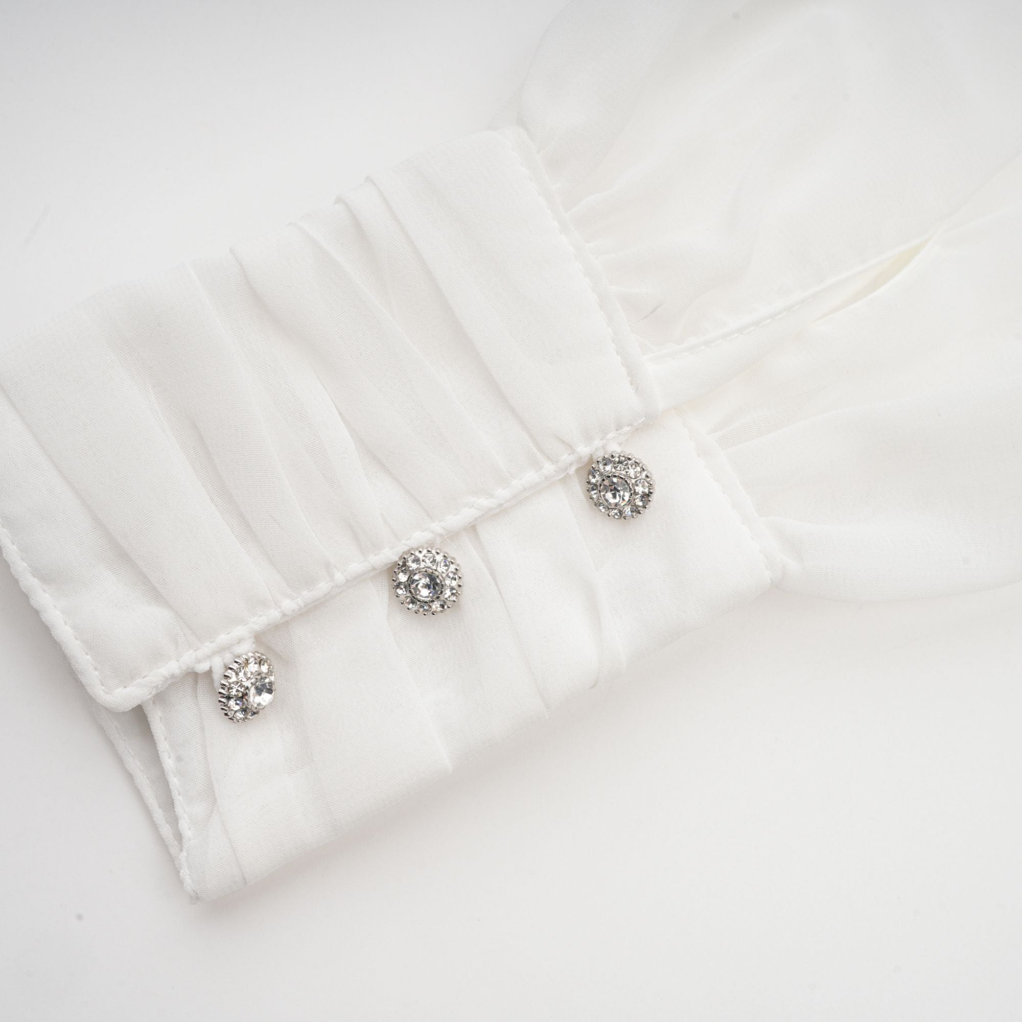 طقم أندريا بلوزة وتنورة من التول غير المتماثل باللون الأبيض