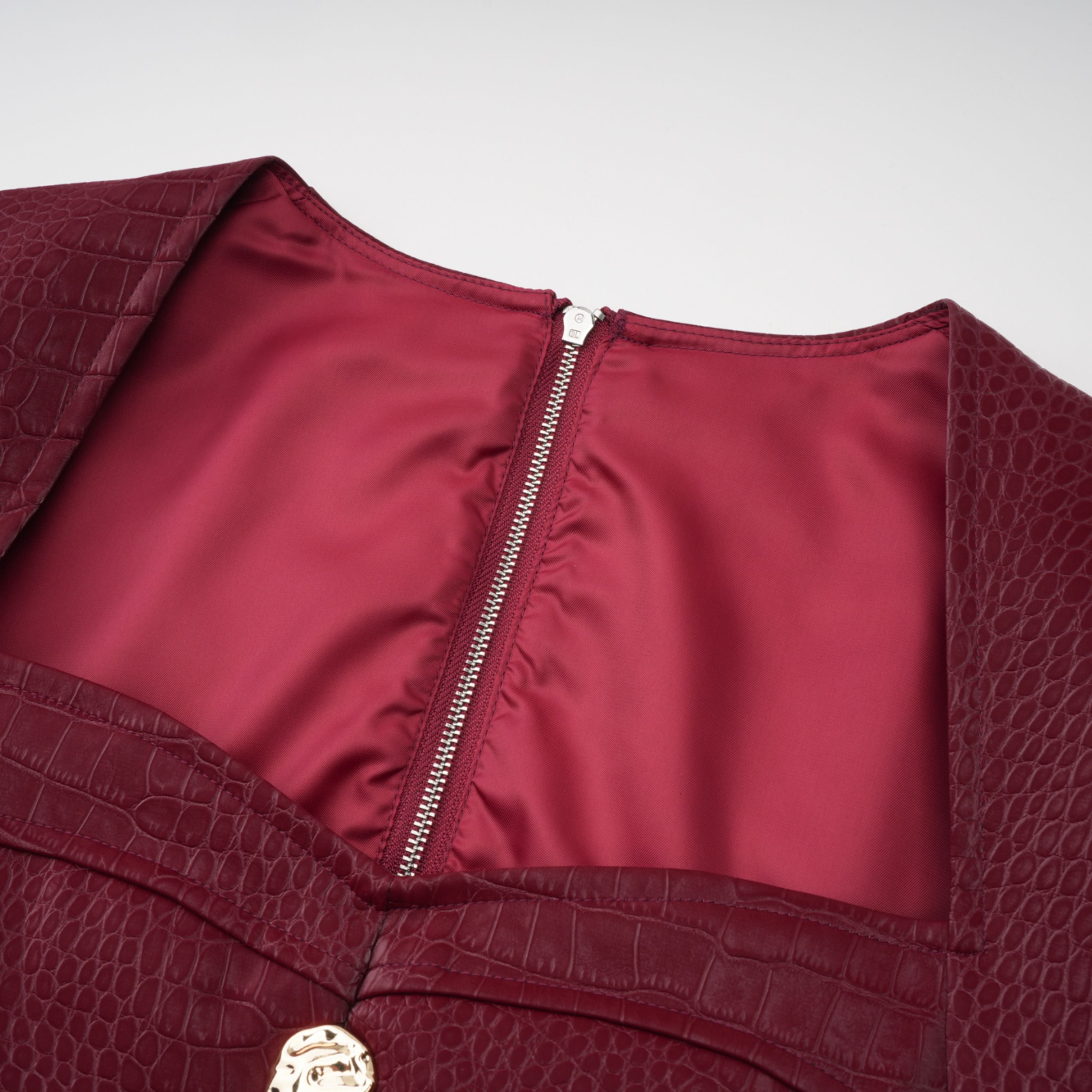 Frankie Mini-Kleid aus rotem Leder mit Zierknöpfen