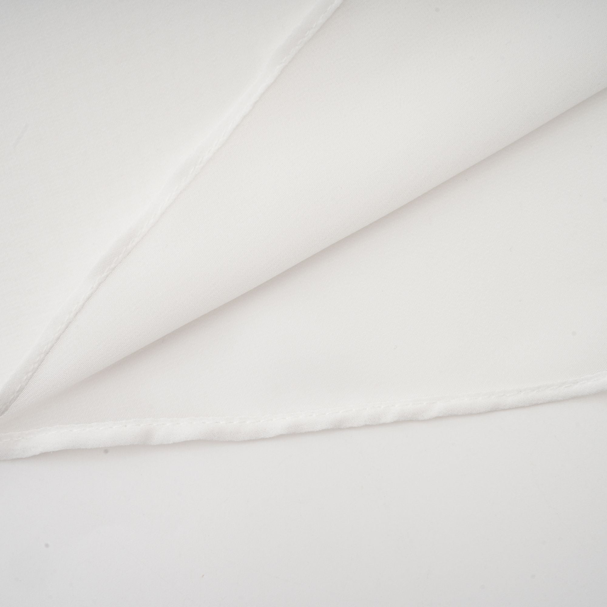 طقم أندريا بلوزة وتنورة من التول غير المتماثل باللون الأبيض