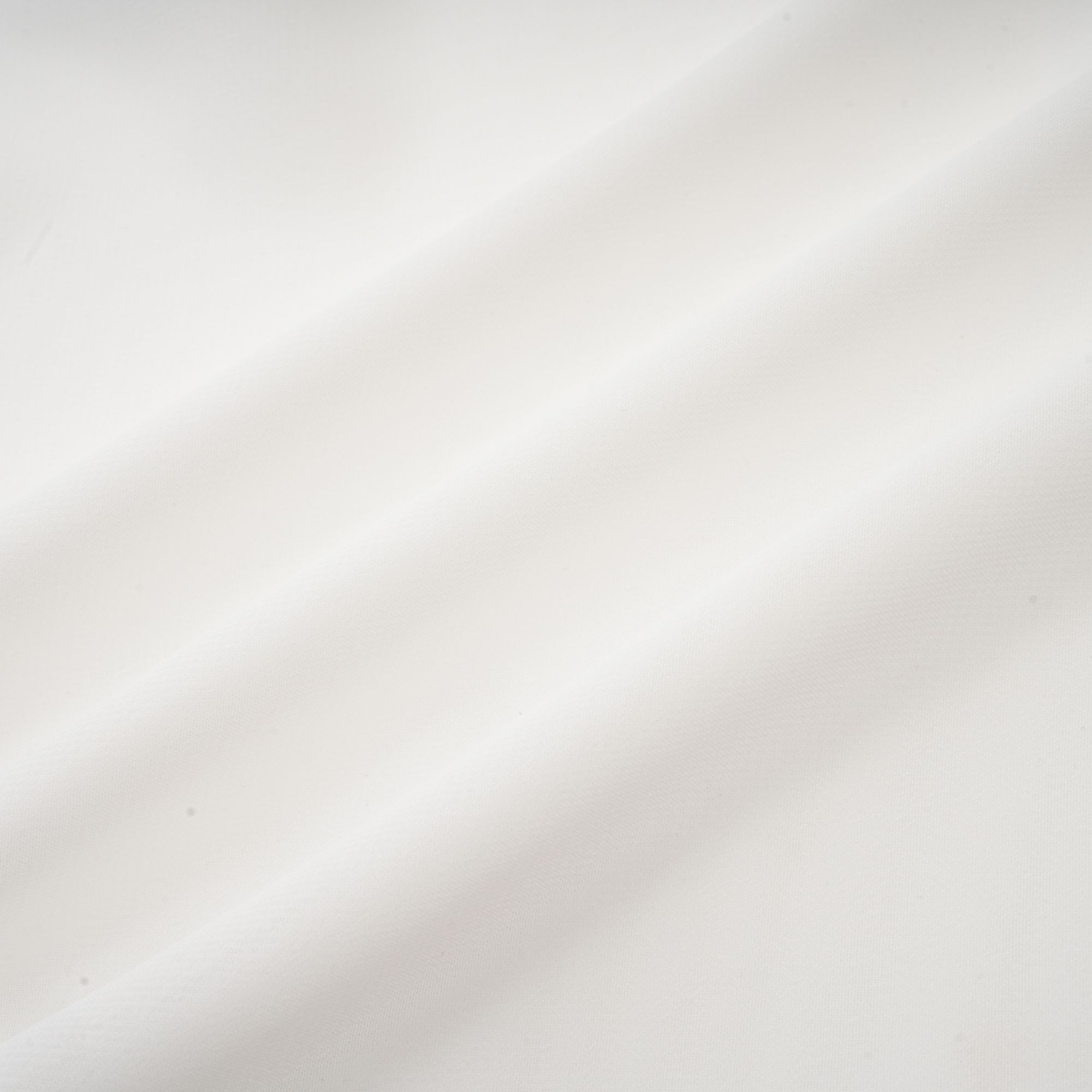 طقم أندريا بلوزة وتنورة من التول غير المتماثل باللون الأبيض