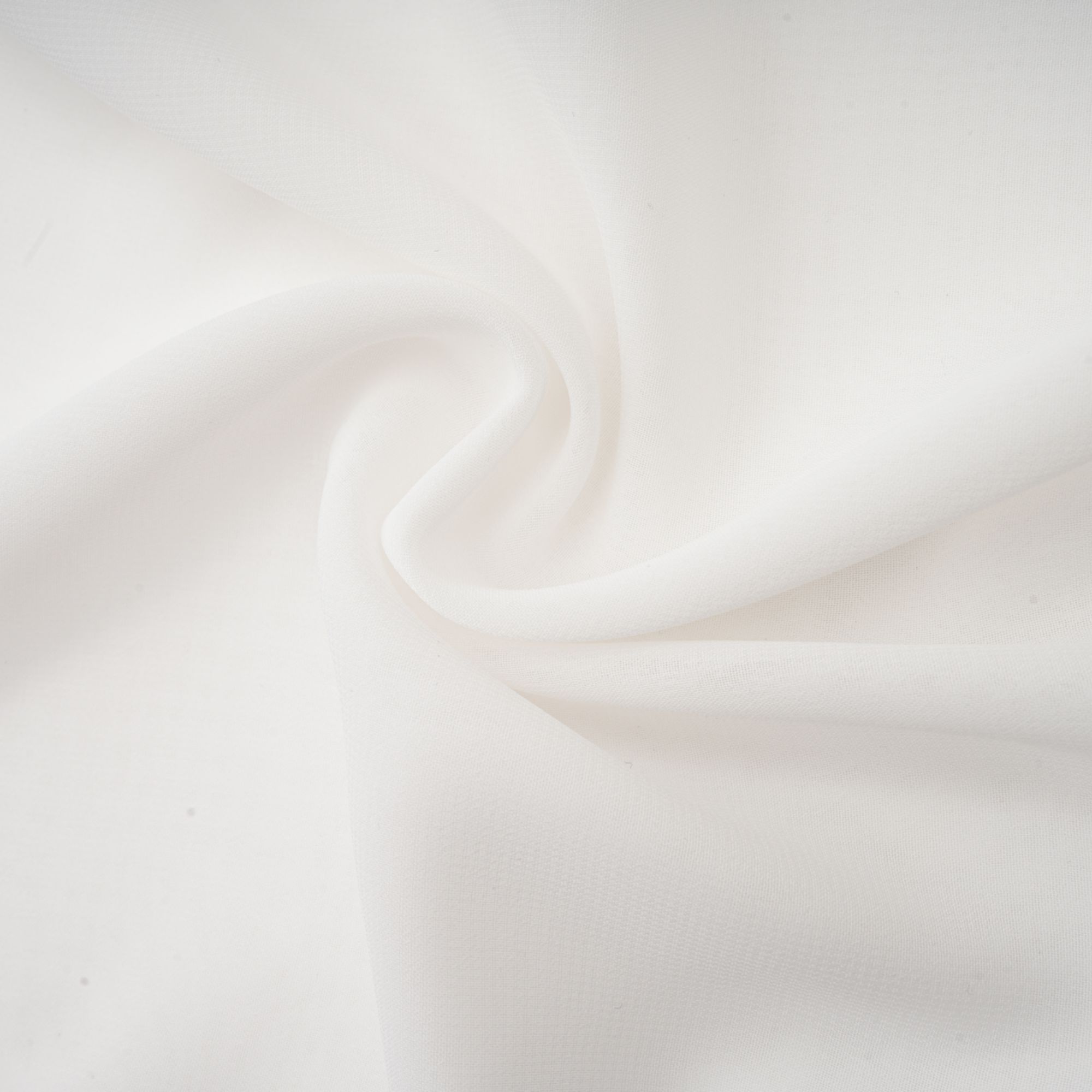 طقم أندريا بلوزة وتنورة من التول غير المتماثل باللون الأبيض