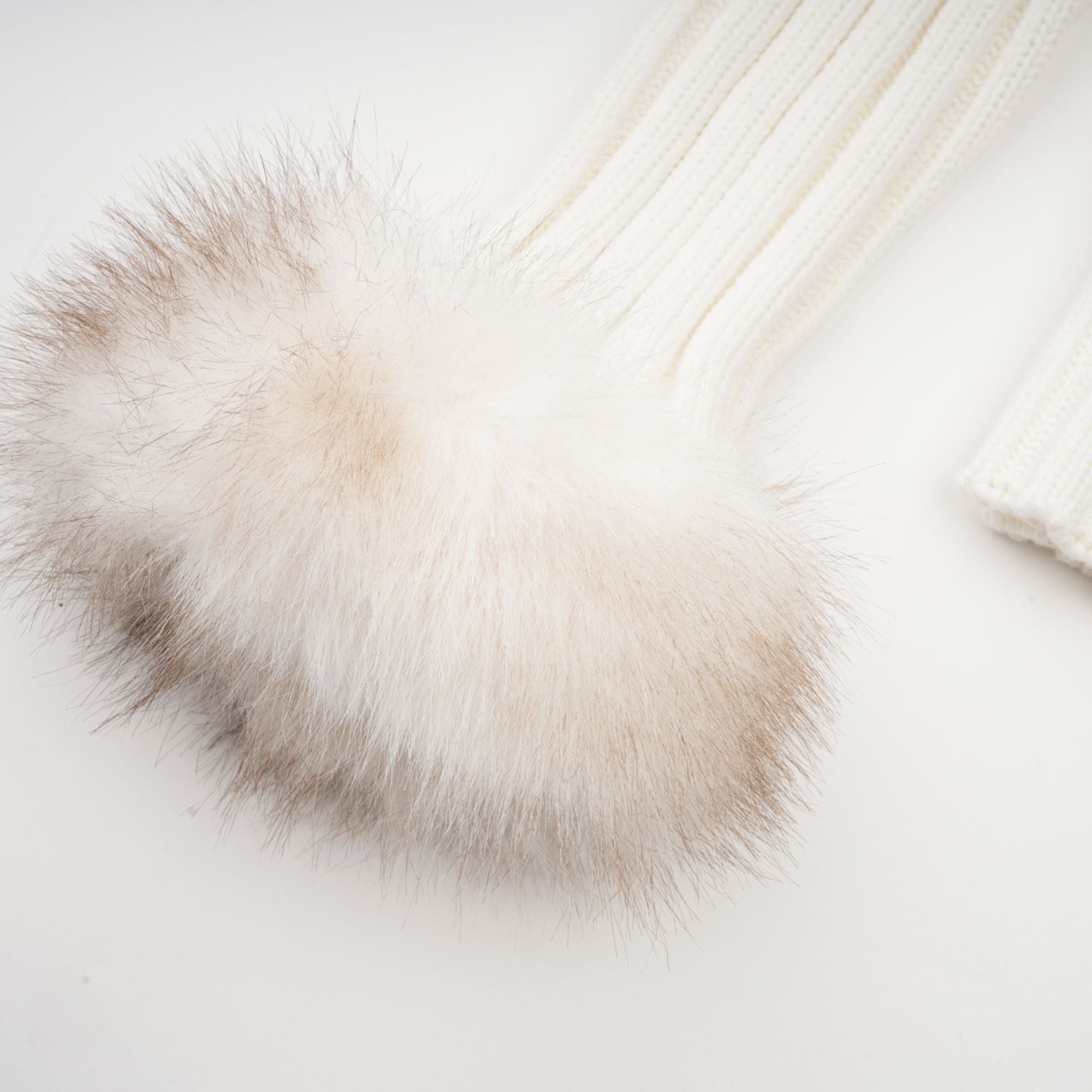 سترة Laetiecia من الفرو الصناعي المضلع